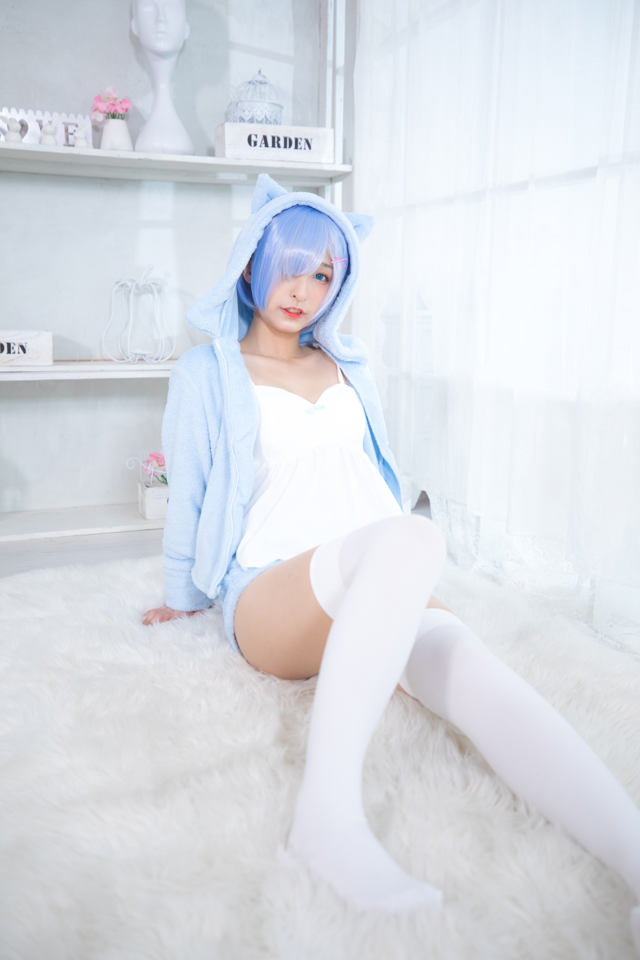 神楽坂真冬蕾姆要抱抱腿控白丝小仙女Cosplay写真图集 好看的纯欲萌系软萌妹蓝色短发白色小吊带猫耳外套白色丝袜美女图