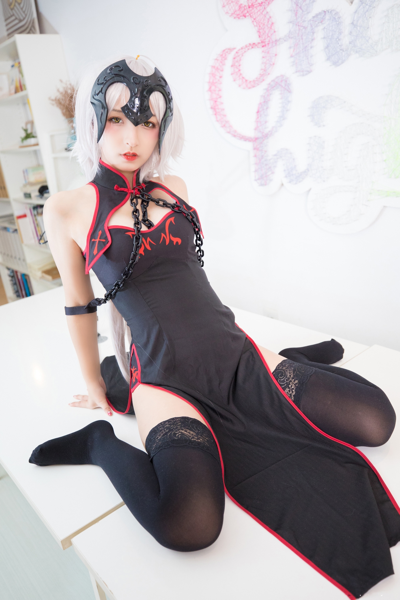 次元美少女神楽坂真冬黑贞无水印Cosplay系列写真 好看的纯欲软萌系软妹子白发侧高开黑丝袜诱惑旗袍秀