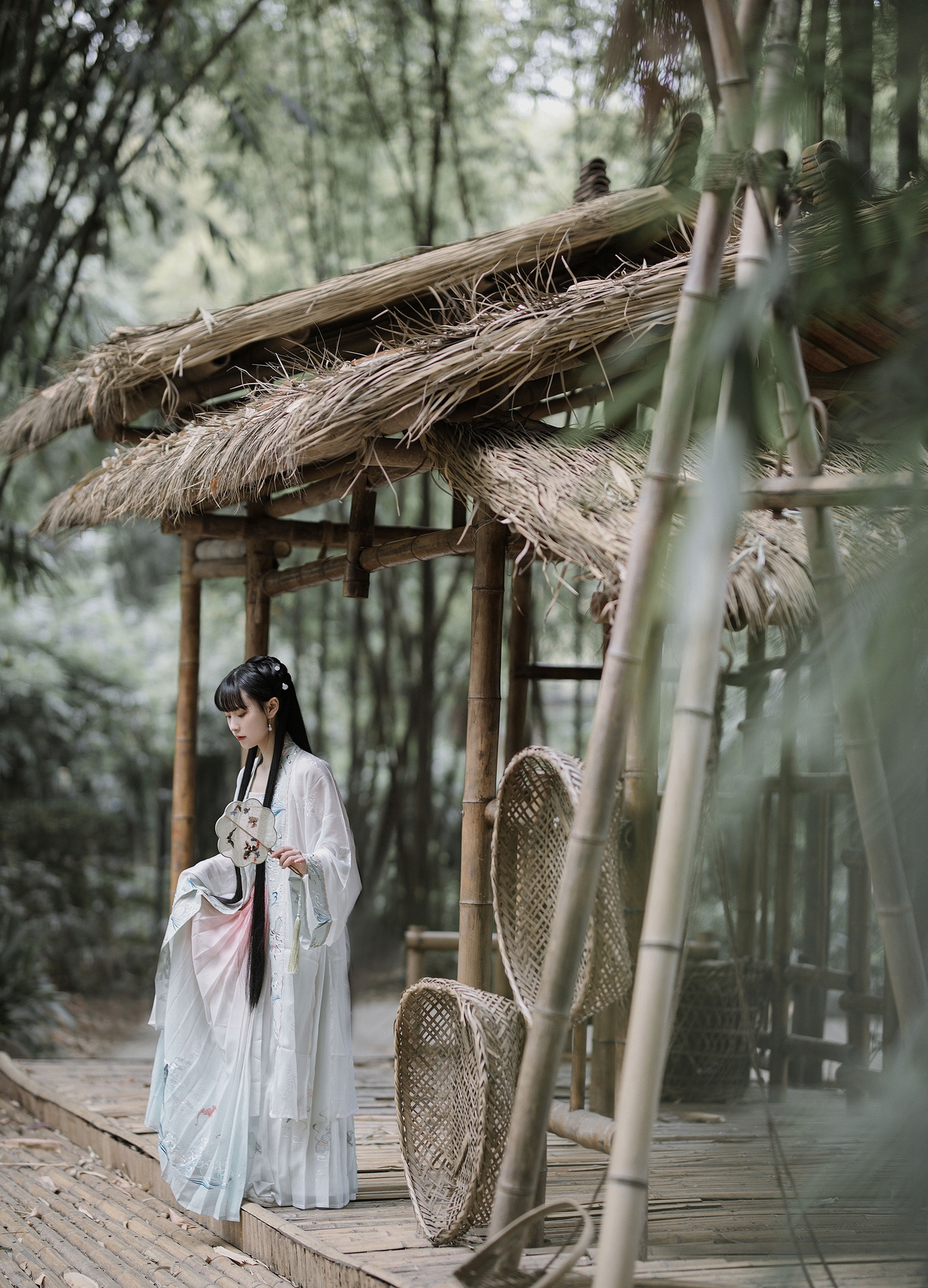 NYYan 草屋下楚楚动人白衣女子 唯美清新美少女图气质妹子古风汉服文化美女照