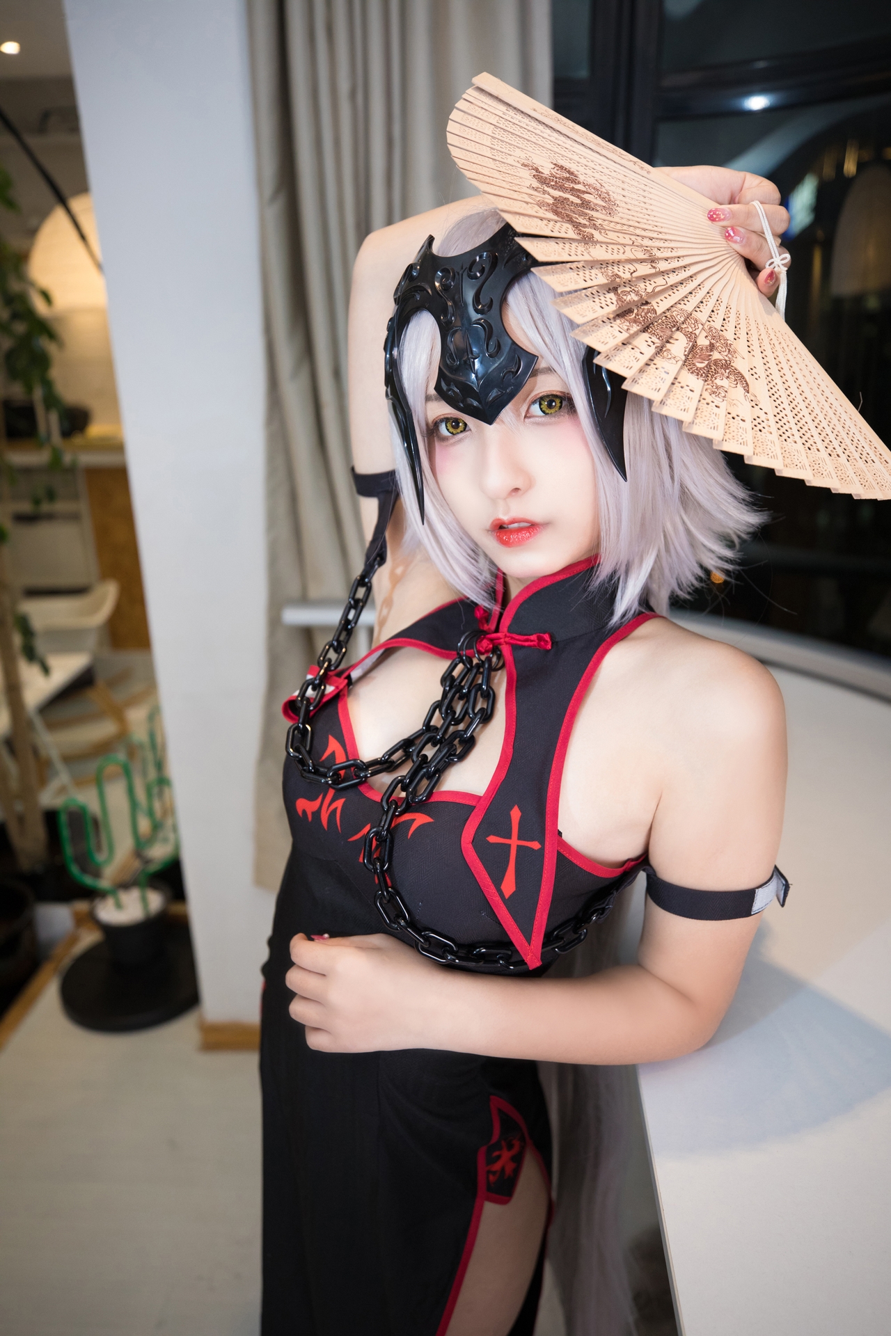 次元美少女神楽坂真冬黑贞无水印Cosplay系列写真 好看的纯欲软萌系软妹子白发侧高开黑丝袜诱惑旗袍秀