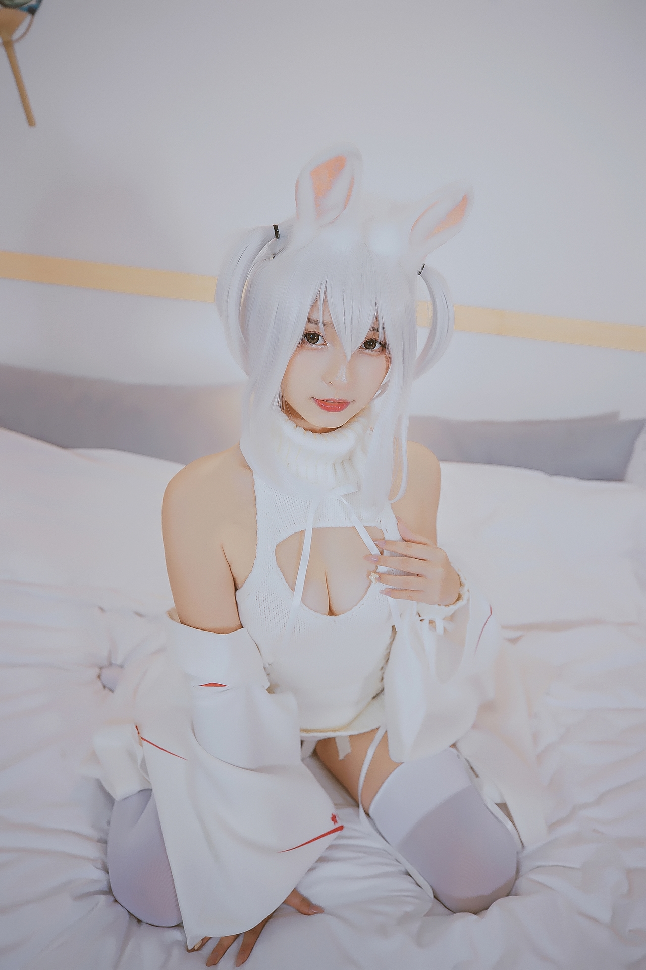 神楽坂真冬危険な耳兔娘白丝袜美腿小仙女Cosplay 可爱软萌系软妹子白发兔耳朵露肩白毛衣过膝袜美女图