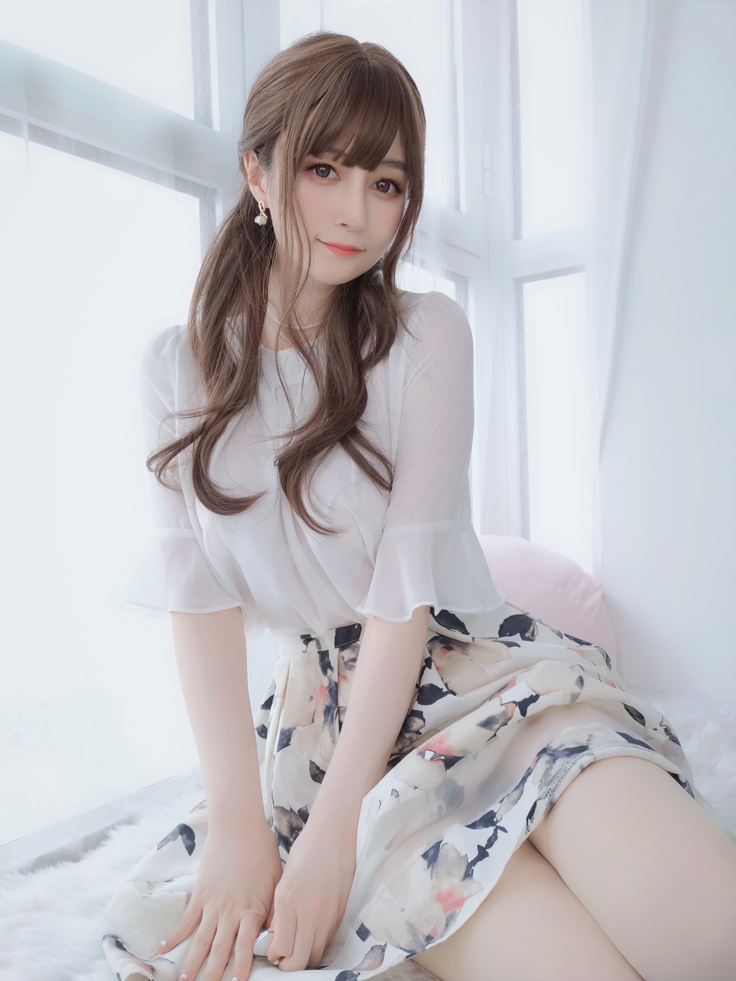 白银81唯美清新美少女大姐姐写真 气质妹子白衣碎花裙大长腿美女图