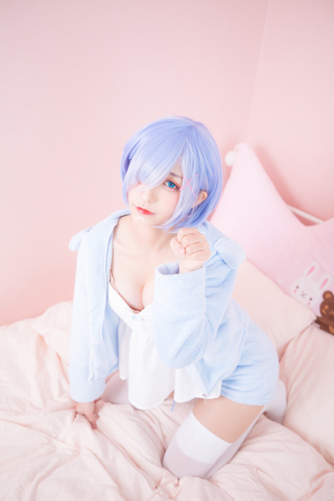 神楽坂真冬蕾姆要抱抱腿控白丝小仙女Cosplay写真图集 好看的纯欲萌系软萌妹蓝色短发白色小吊带猫耳外套白色丝袜美女图