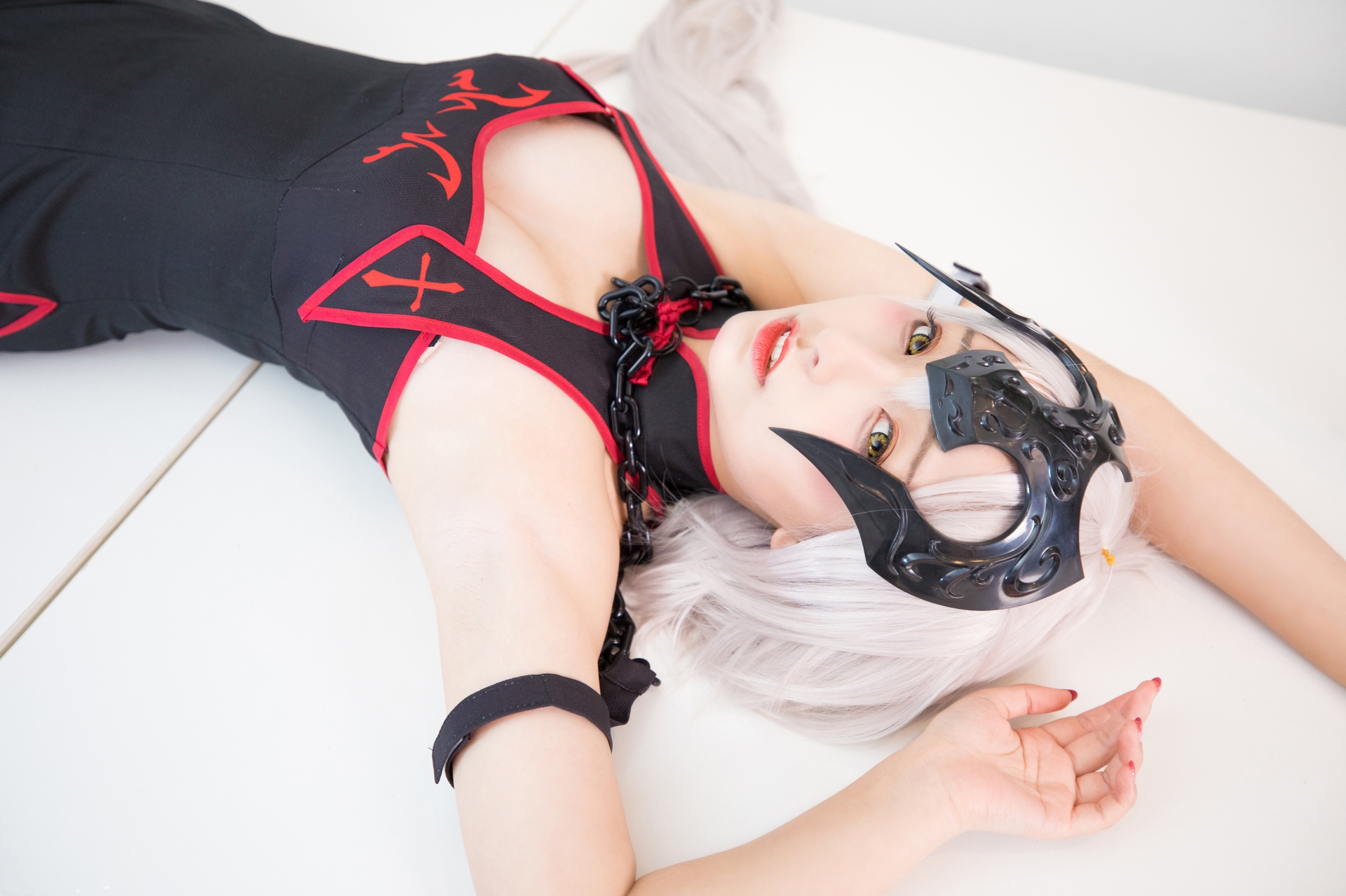 次元美少女神楽坂真冬黑贞无水印Cosplay系列写真 好看的纯欲软萌系软妹子白发侧高开黑丝袜诱惑旗袍秀