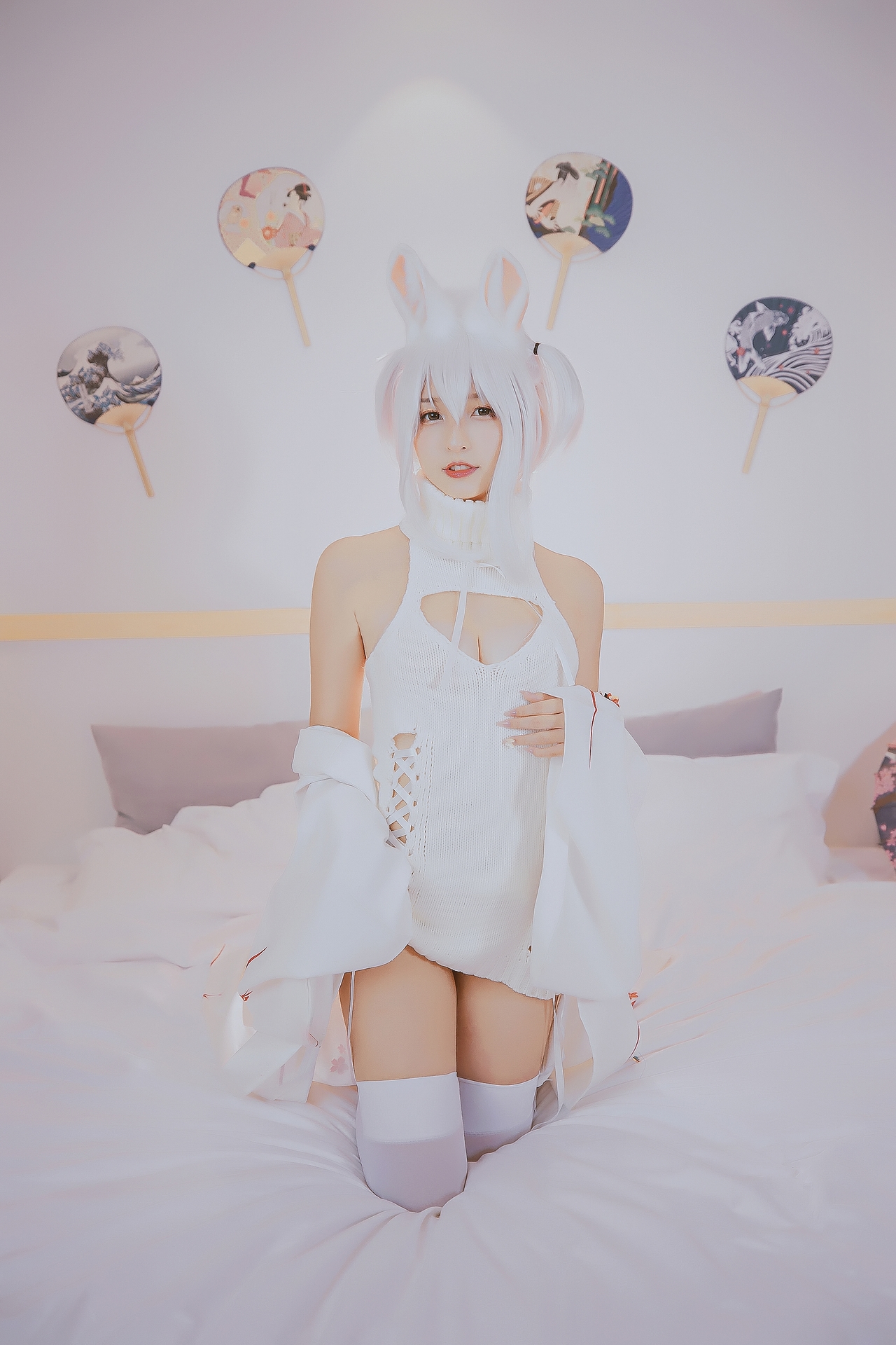 神楽坂真冬危険な耳兔娘白丝袜美腿小仙女Cosplay 可爱软萌系软妹子白发兔耳朵露肩白毛衣过膝袜美女图