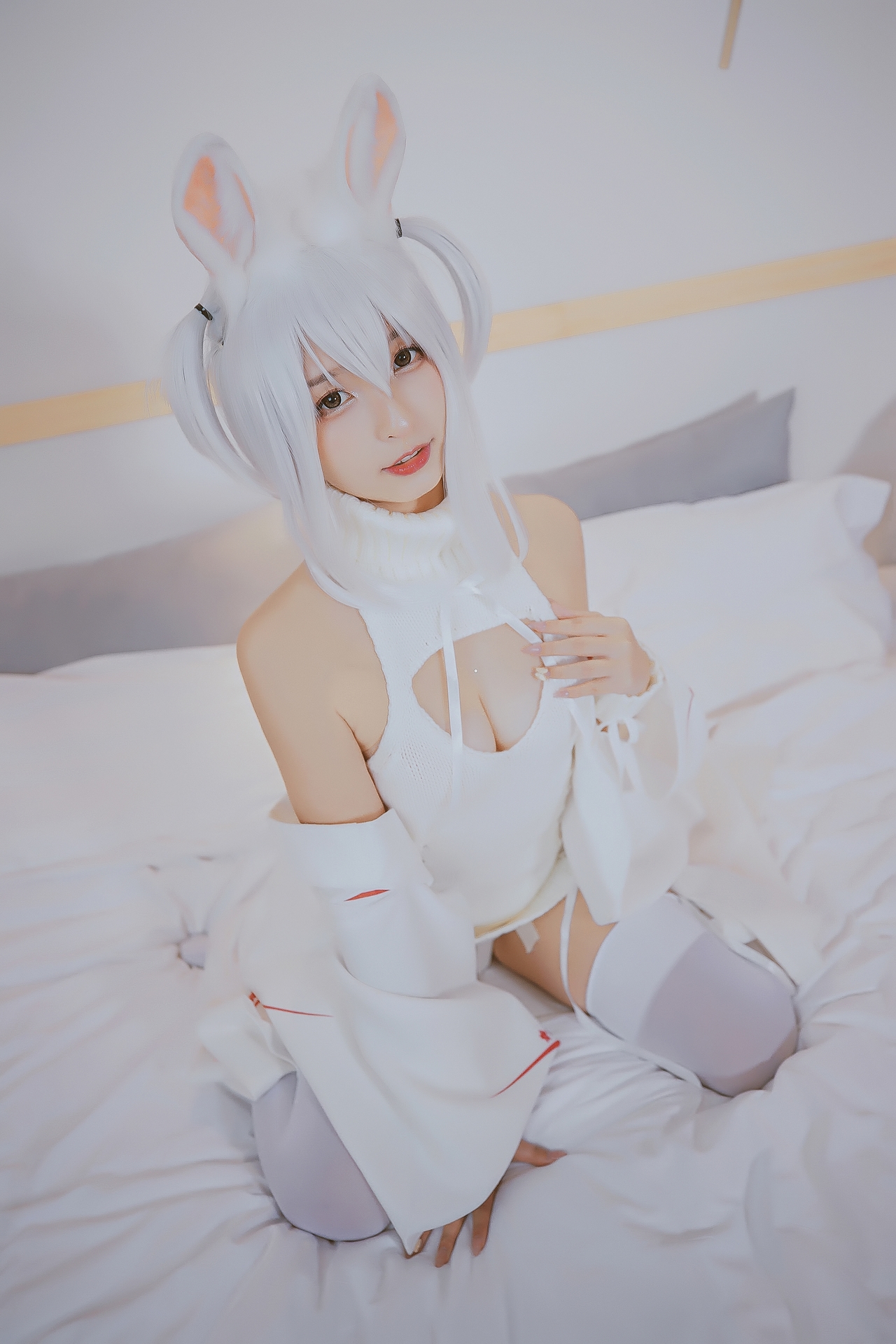 神楽坂真冬危険な耳兔娘白丝袜美腿小仙女Cosplay 可爱软萌系软妹子白发兔耳朵露肩白毛衣过膝袜美女图