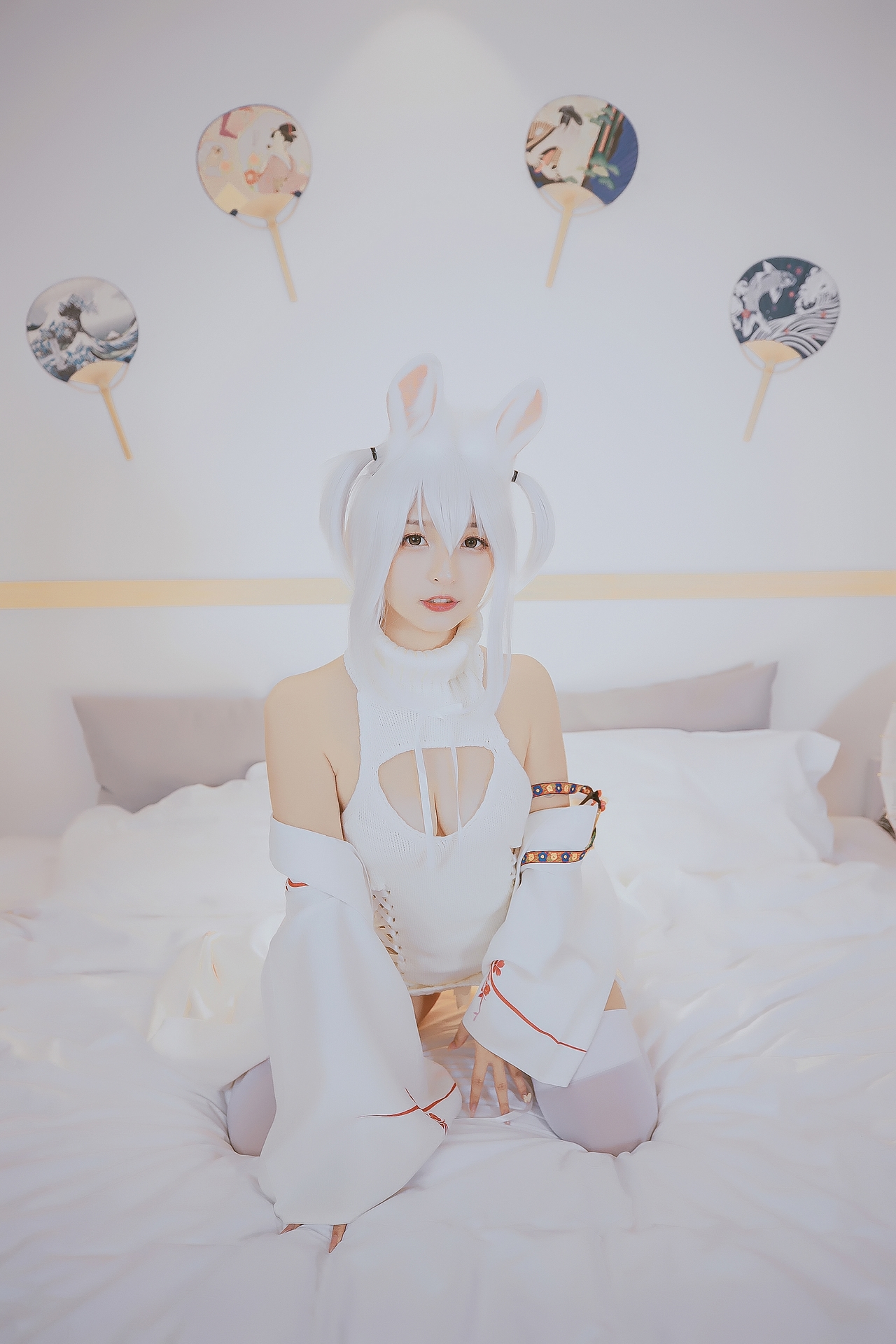 神楽坂真冬危険な耳兔娘白丝袜美腿小仙女Cosplay 可爱软萌系软妹子白发兔耳朵露肩白毛衣过膝袜美女图