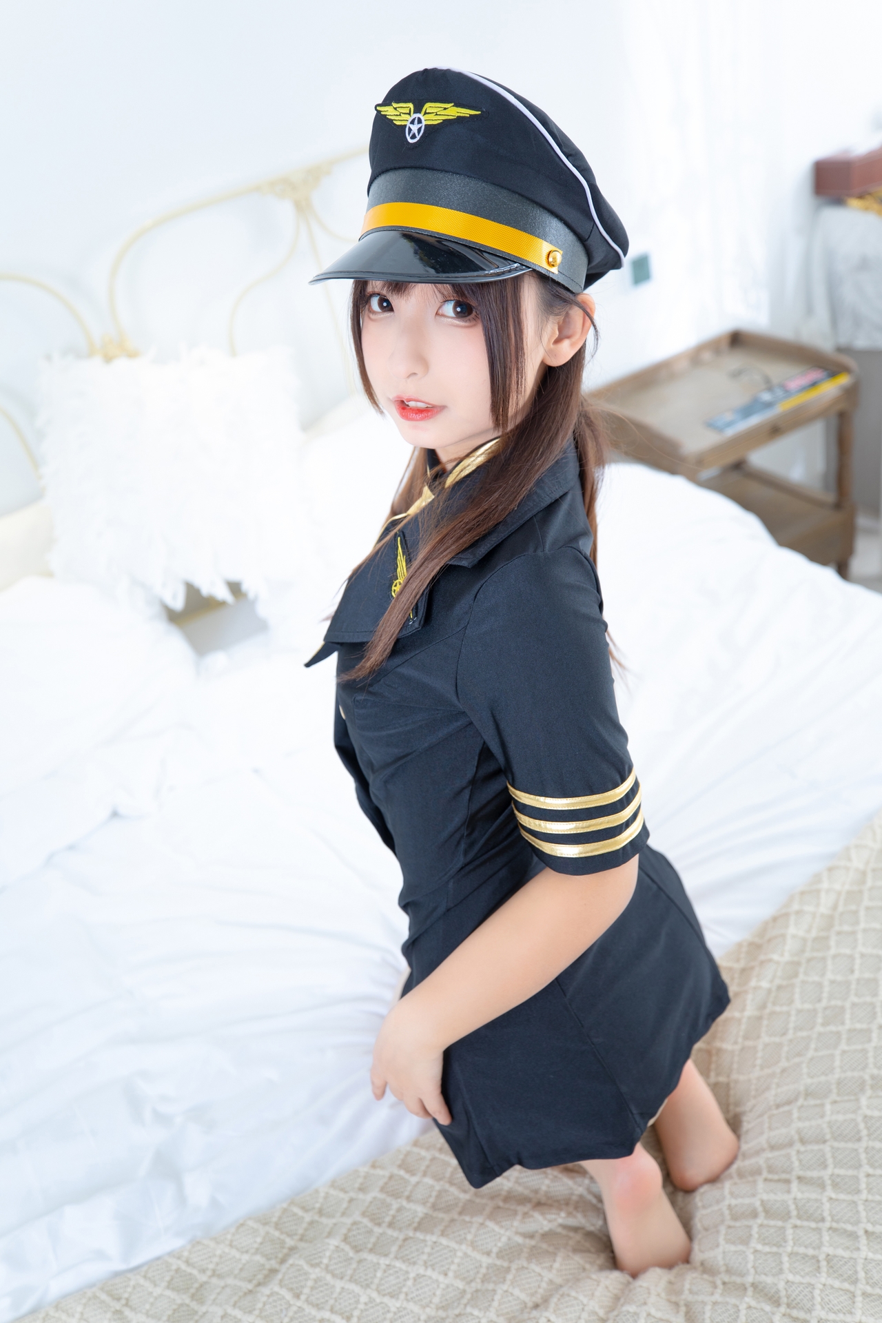 神楽坂真冬御姐儿ホワイトオフィス系列写真 黑色制服肉丝袜修长美腿为纯白色的床增添一抹颜色