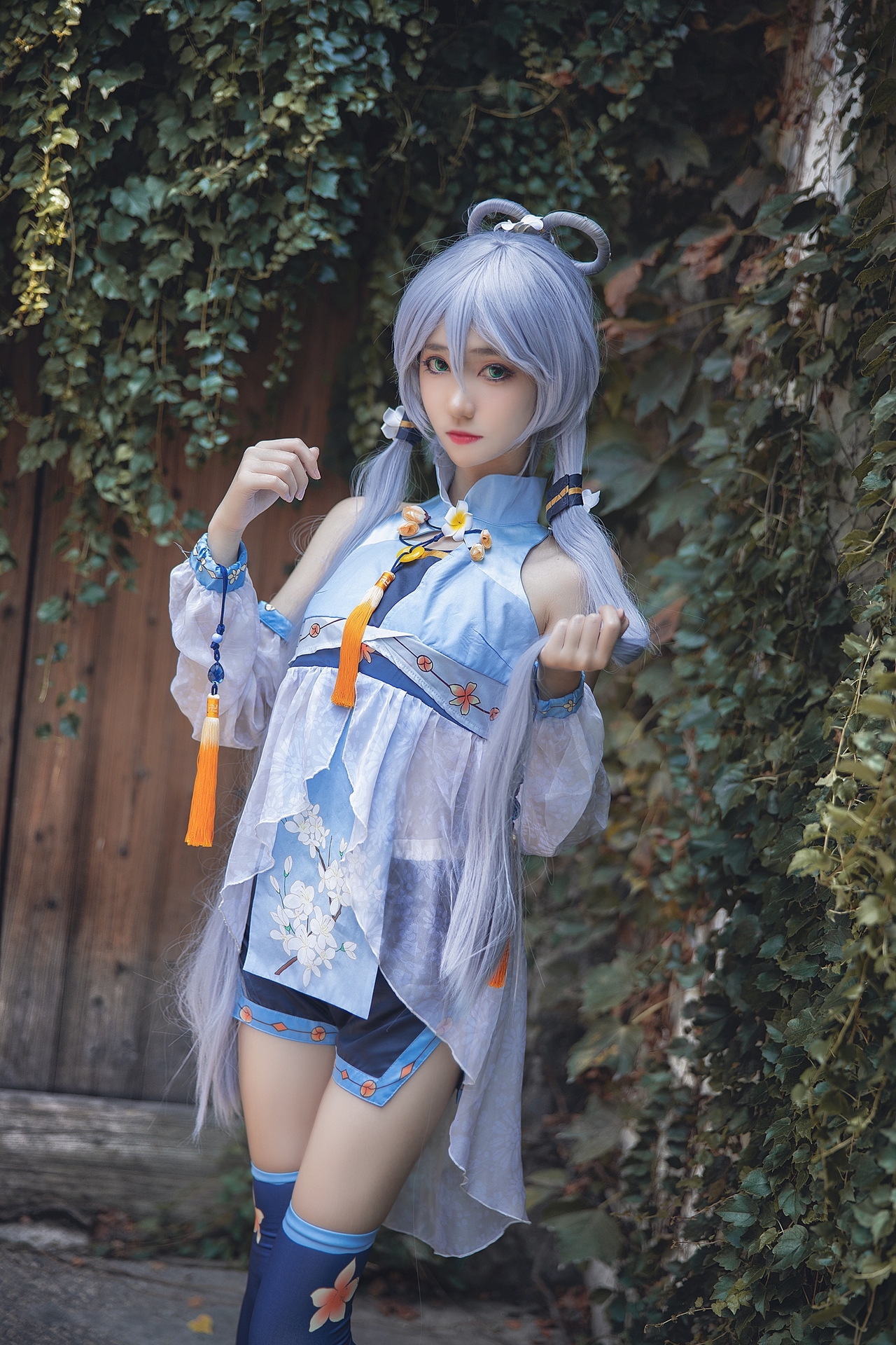 唯美清新美少女南桃Momoko洛天依花语嫣然Cosplay 气质妹子银发淡蓝薄衣灰色短丝袜写真图