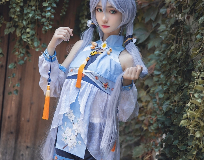 唯美清新美少女南桃Momoko洛天依花语嫣然Cosplay 气质妹子银发淡蓝薄衣灰色短丝袜写真图