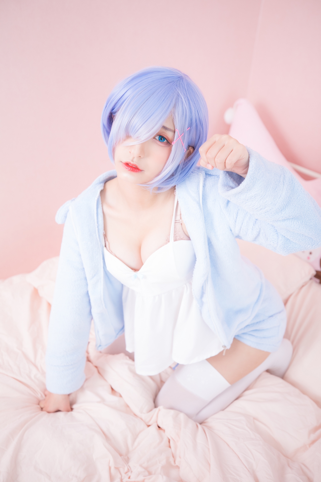 神楽坂真冬蕾姆要抱抱腿控白丝小仙女Cosplay写真图集 好看的纯欲萌系软萌妹蓝色短发白色小吊带猫耳外套白色丝袜美女图