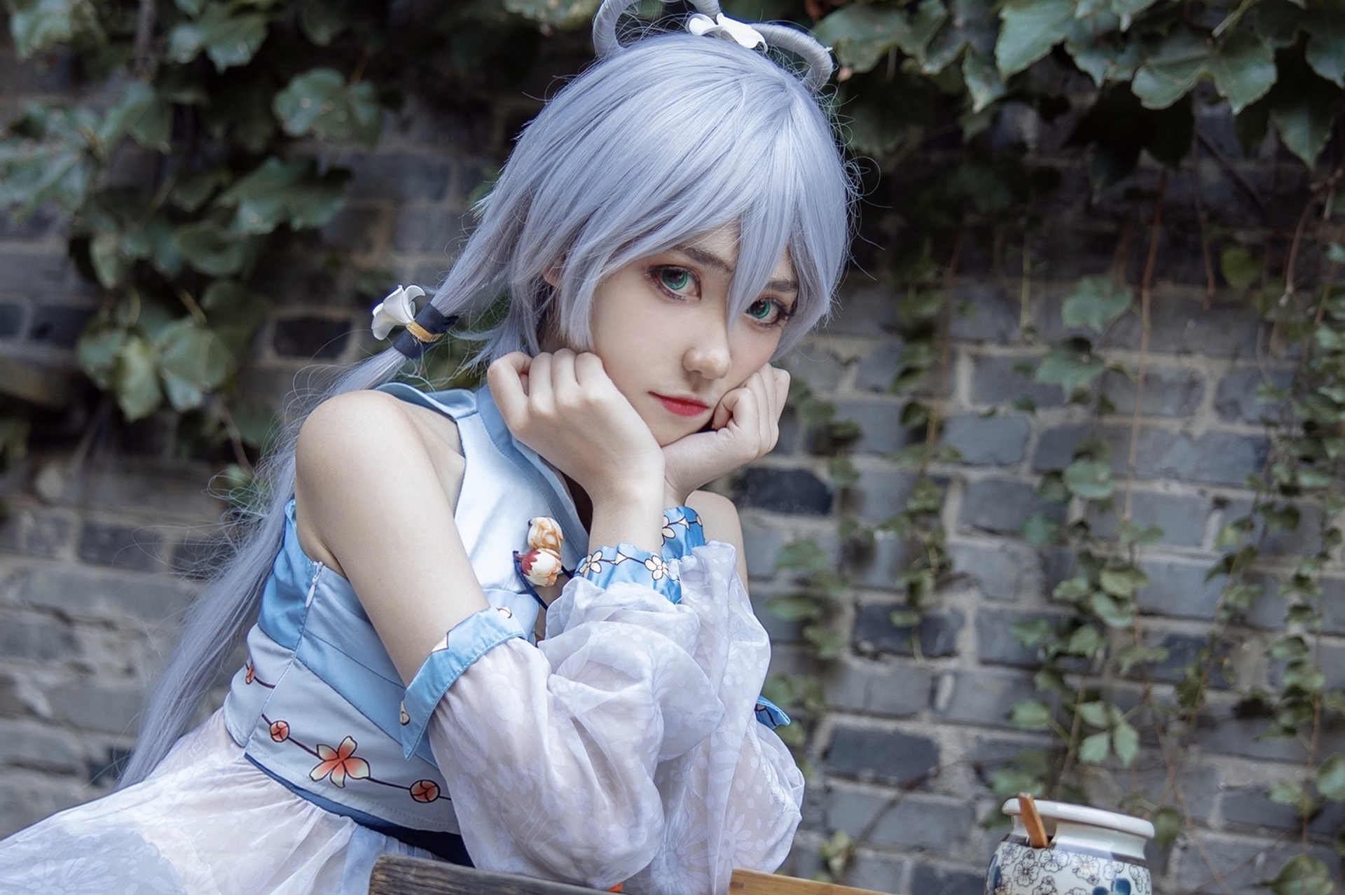 唯美清新美少女南桃Momoko洛天依花语嫣然Cosplay 气质妹子银发淡蓝薄衣灰色短丝袜写真图