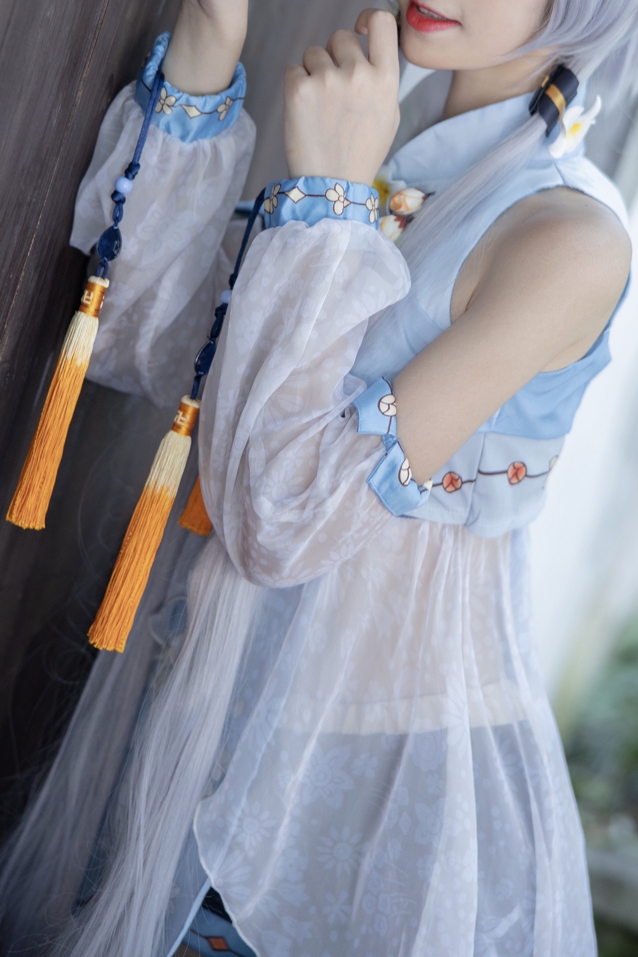 唯美清新美少女南桃Momoko洛天依花语嫣然Cosplay 气质妹子银发淡蓝薄衣灰色短丝袜写真图