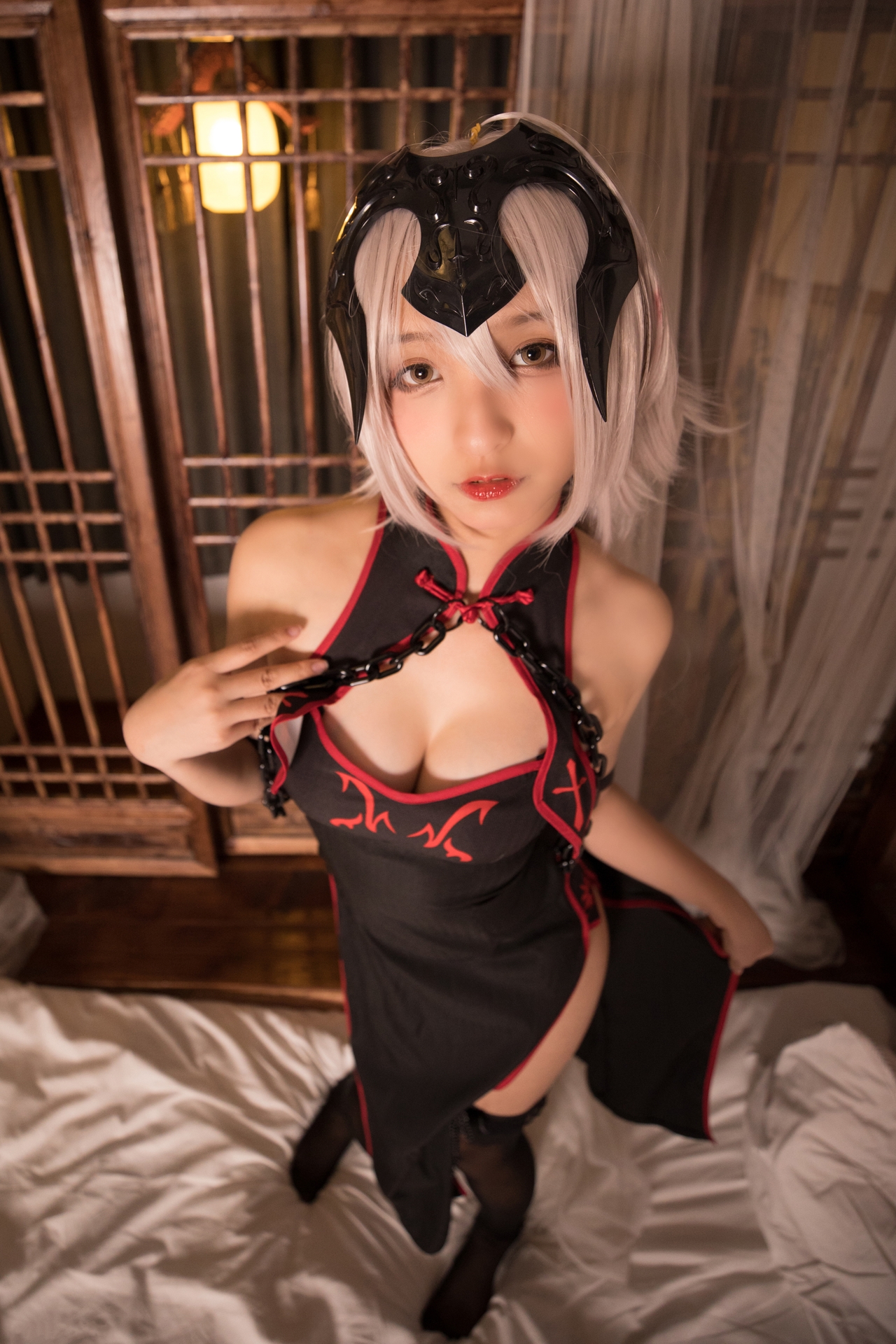 次元美少女神楽坂真冬黑贞无水印Cosplay系列写真 好看的纯欲软萌系软妹子白发侧高开黑丝袜诱惑旗袍秀