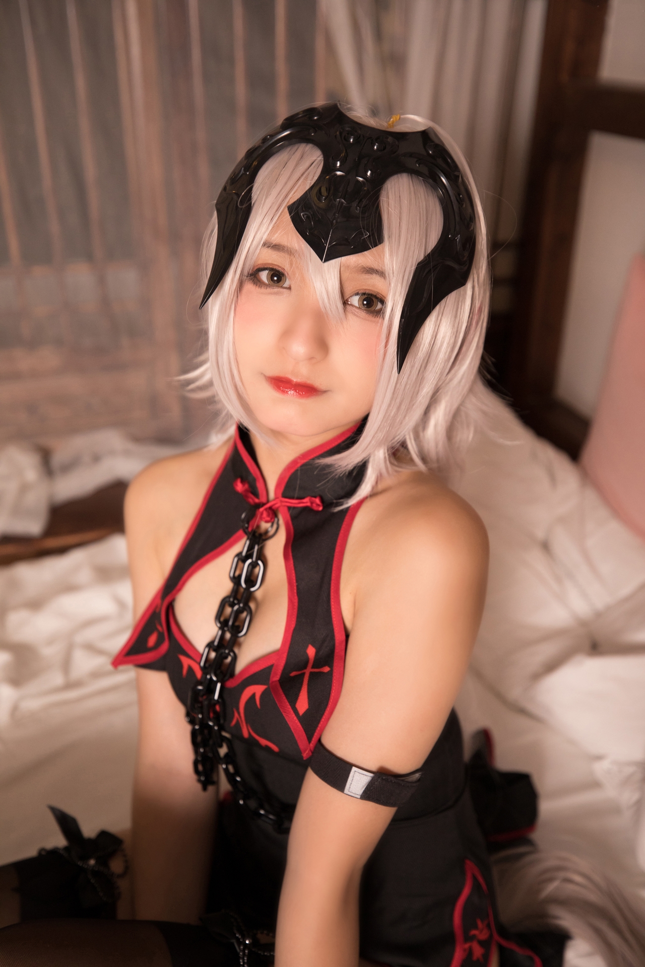 次元美少女神楽坂真冬黑贞无水印Cosplay系列写真 好看的纯欲软萌系软妹子白发侧高开黑丝袜诱惑旗袍秀