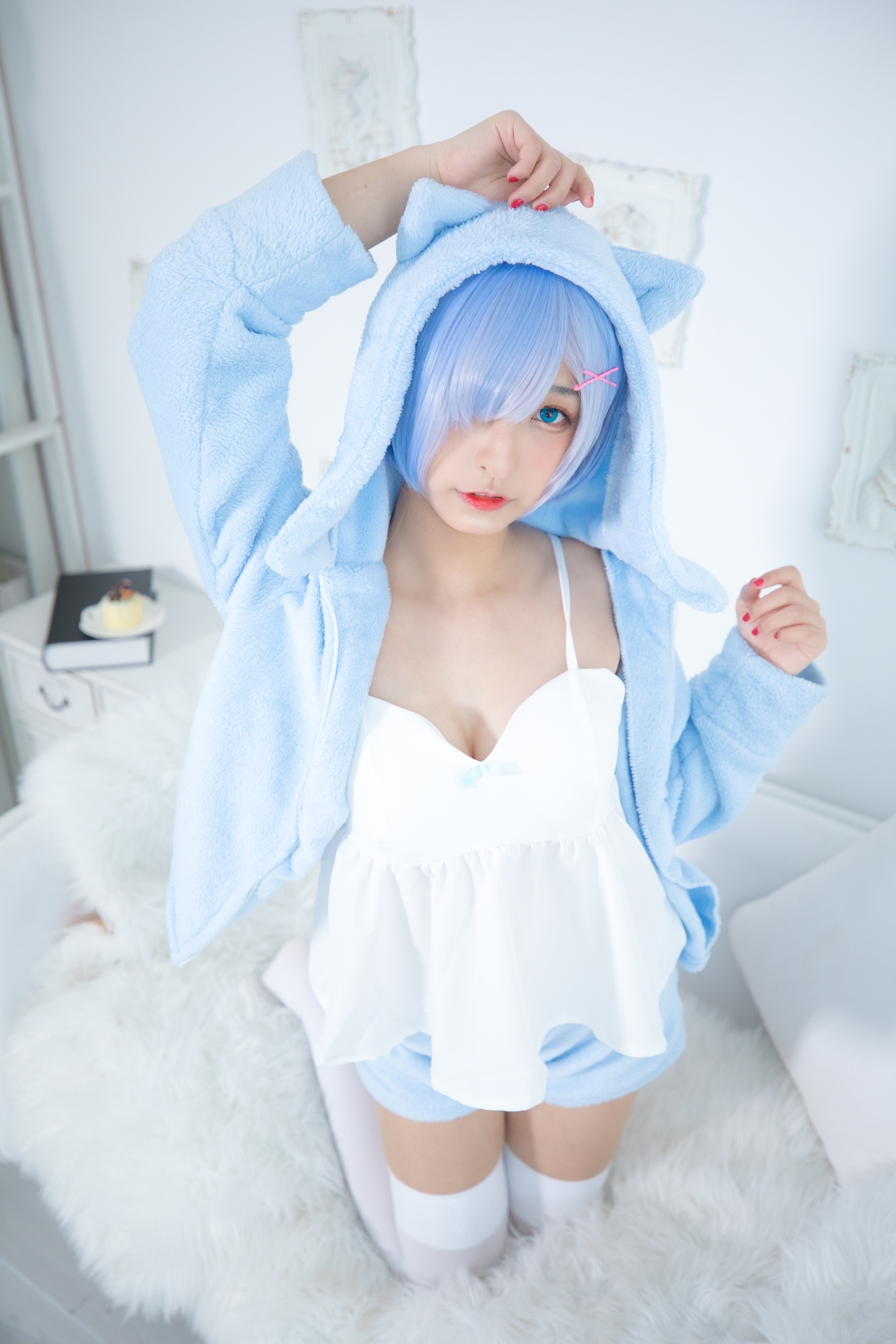 神楽坂真冬蕾姆要抱抱腿控白丝小仙女Cosplay写真图集 好看的纯欲萌系软萌妹蓝色短发白色小吊带猫耳外套白色丝袜美女图