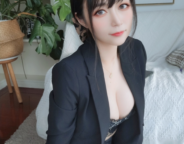 邻家大姐姐御姐儿白银81西服ol职业装制服酒后女秘书微醺自撮り 好看的纯欲萌系极品超短裙蕾丝上衣西服外套黑丝美女图片