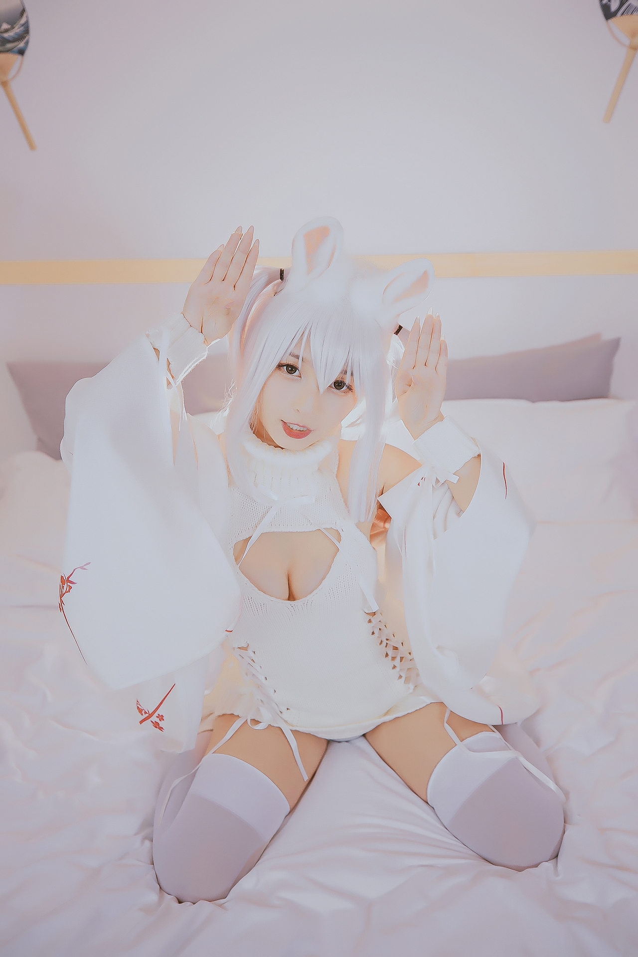 神楽坂真冬危険な耳兔娘白丝袜美腿小仙女Cosplay 可爱软萌系软妹子白发兔耳朵露肩白毛衣过膝袜美女图