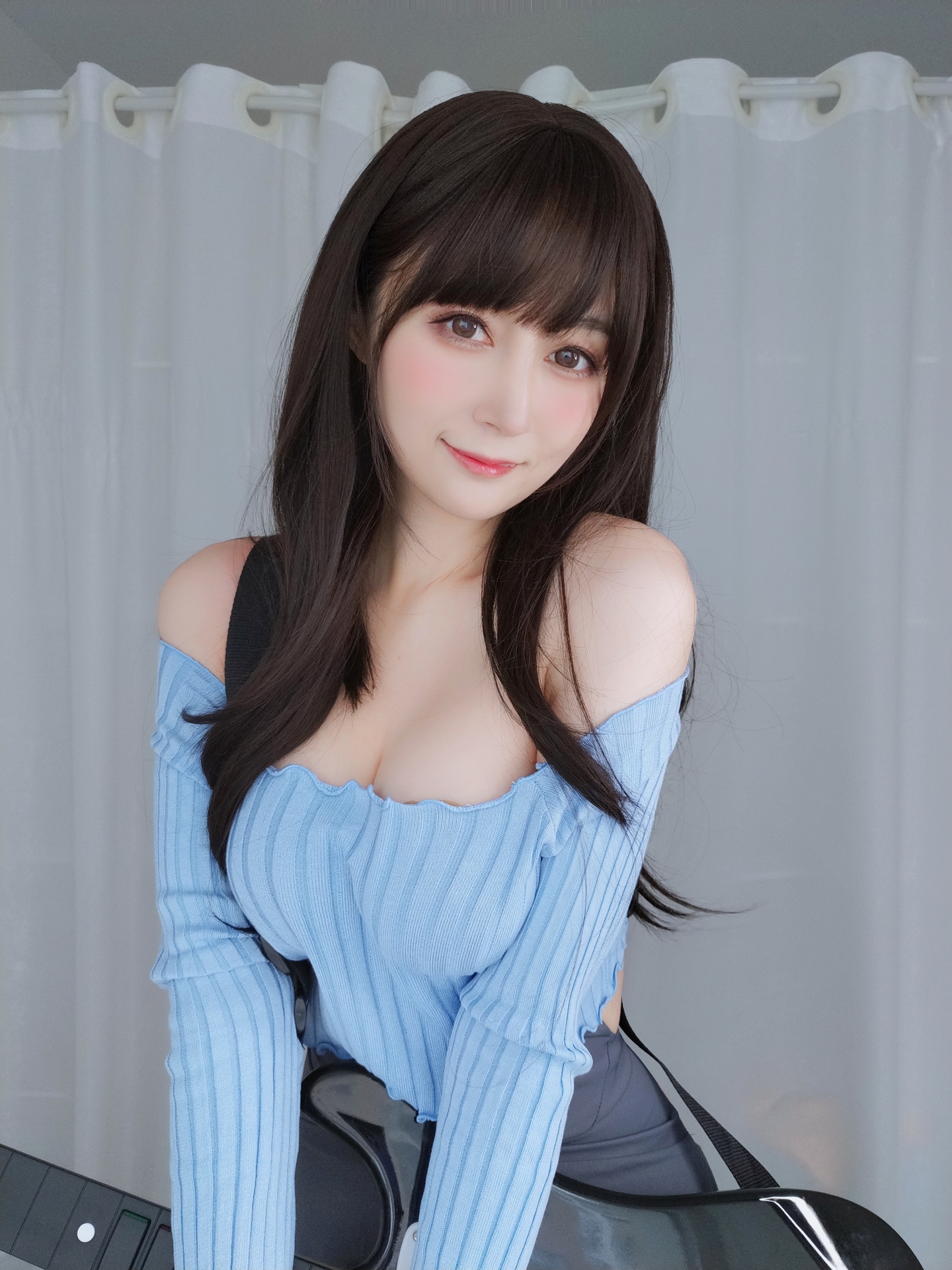 气质妹子白银81露肩蓝衣灰裙美女私密写真 唯美清新美少女弹吉他的邻家大姐姐