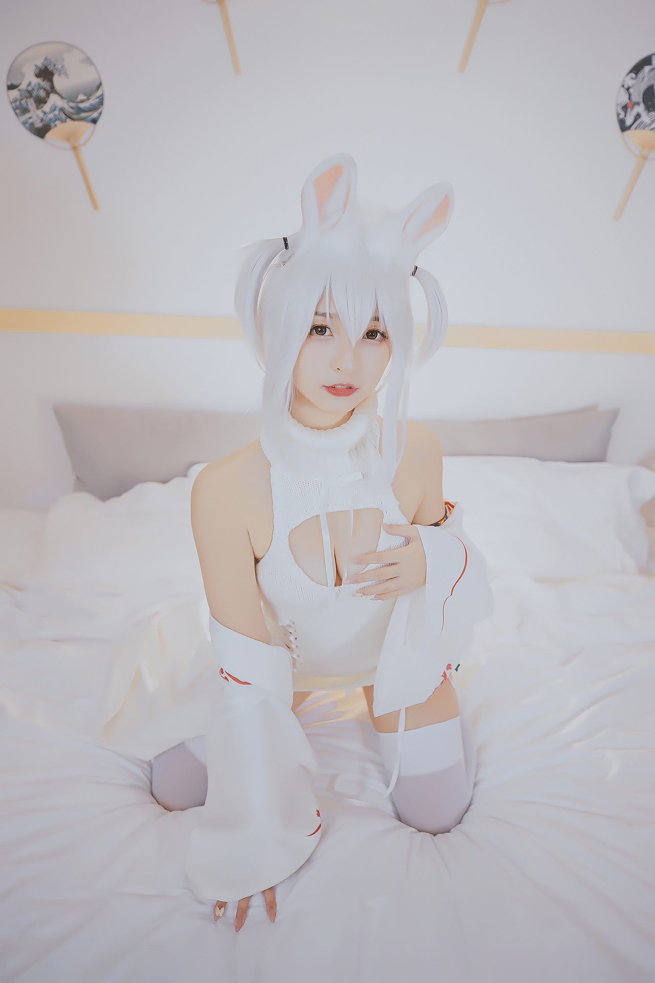 神楽坂真冬危険な耳兔娘白丝袜美腿小仙女Cosplay 可爱软萌系软妹子白发兔耳朵露肩白毛衣过膝袜美女图