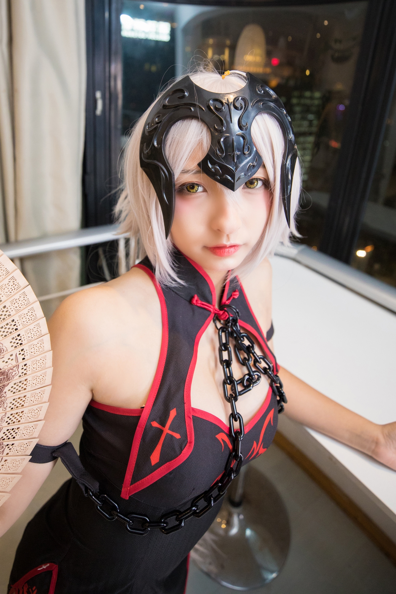 次元美少女神楽坂真冬黑贞无水印Cosplay系列写真 好看的纯欲软萌系软妹子白发侧高开黑丝袜诱惑旗袍秀