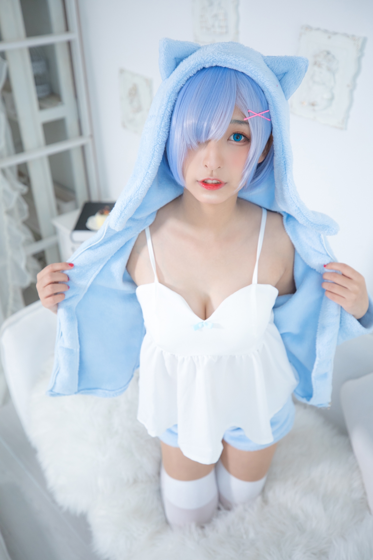 神楽坂真冬蕾姆要抱抱腿控白丝小仙女Cosplay写真图集 好看的纯欲萌系软萌妹蓝色短发白色小吊带猫耳外套白色丝袜美女图