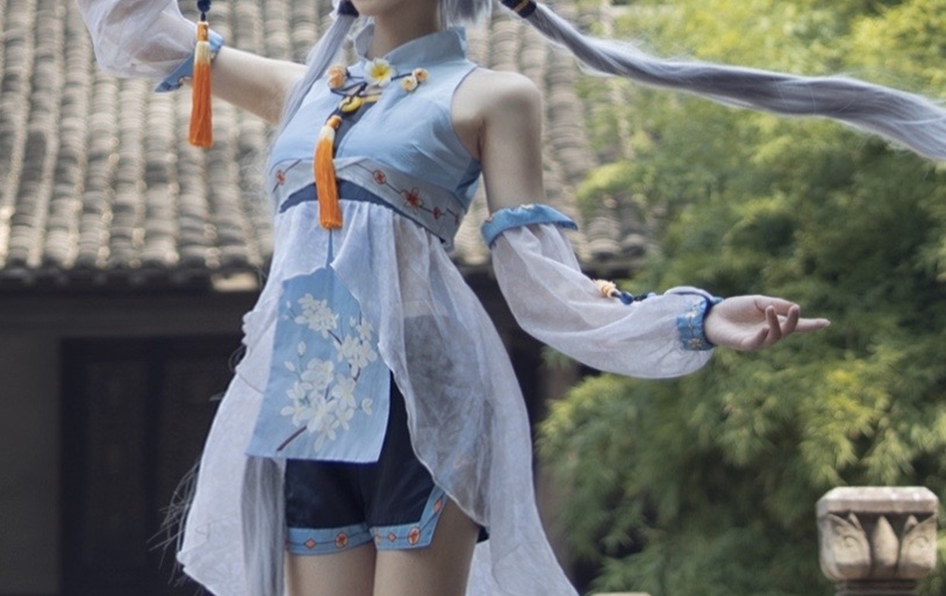 唯美清新美少女南桃Momoko洛天依花语嫣然Cosplay 气质妹子银发淡蓝薄衣灰色短丝袜写真图