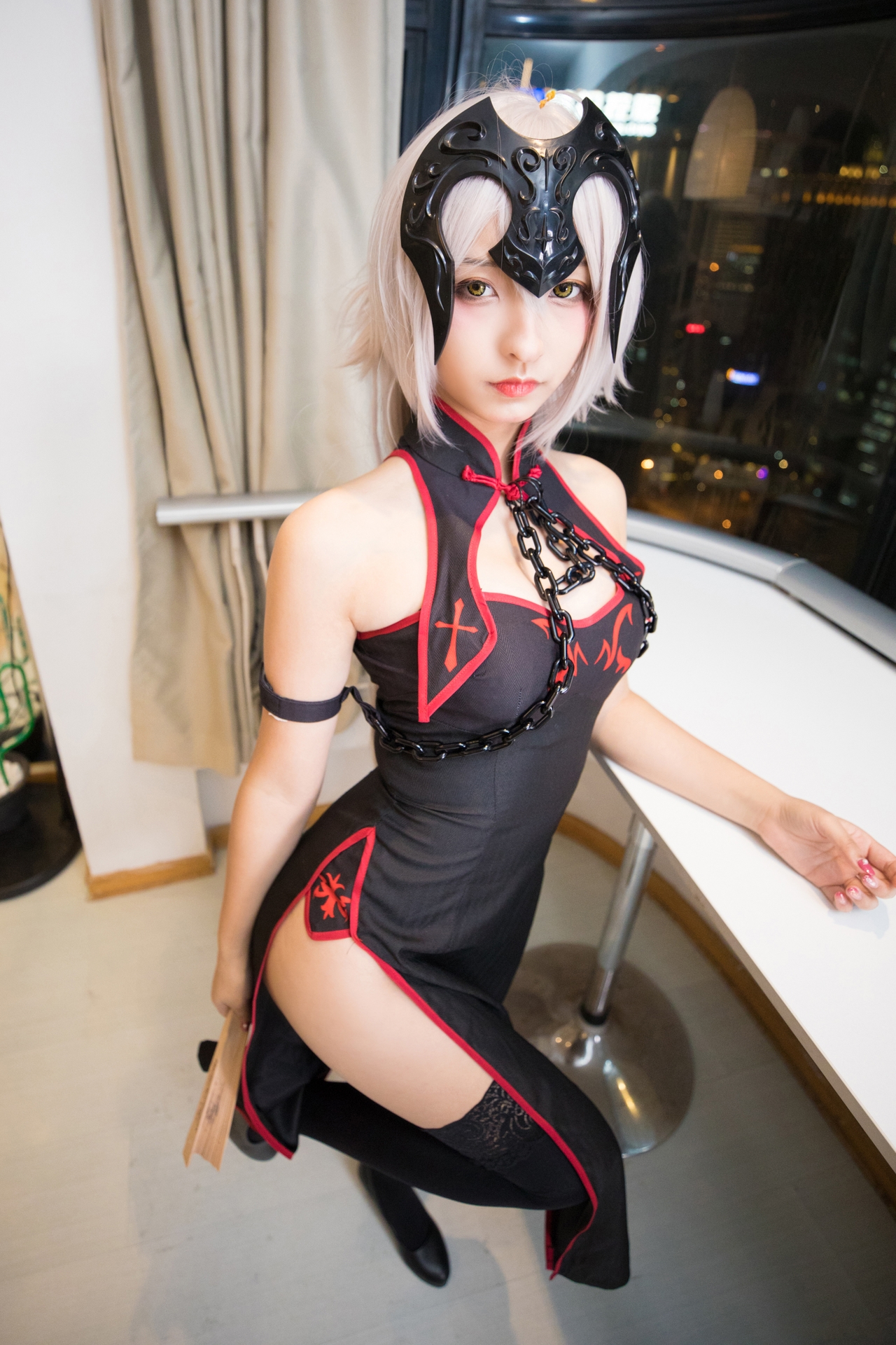 次元美少女神楽坂真冬黑贞无水印Cosplay系列写真 好看的纯欲软萌系软妹子白发侧高开黑丝袜诱惑旗袍秀