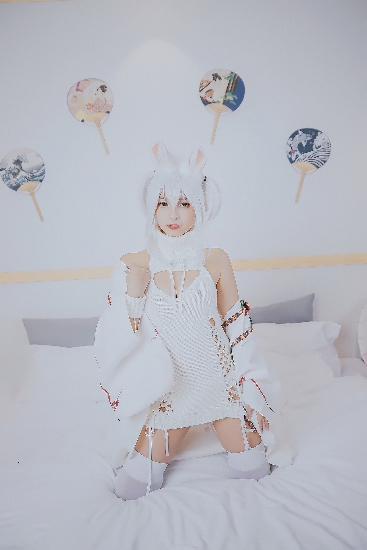 神楽坂真冬危険な耳兔娘白丝袜美腿小仙女Cosplay 可爱软萌系软妹子白发兔耳朵露肩白毛衣过膝袜美女图