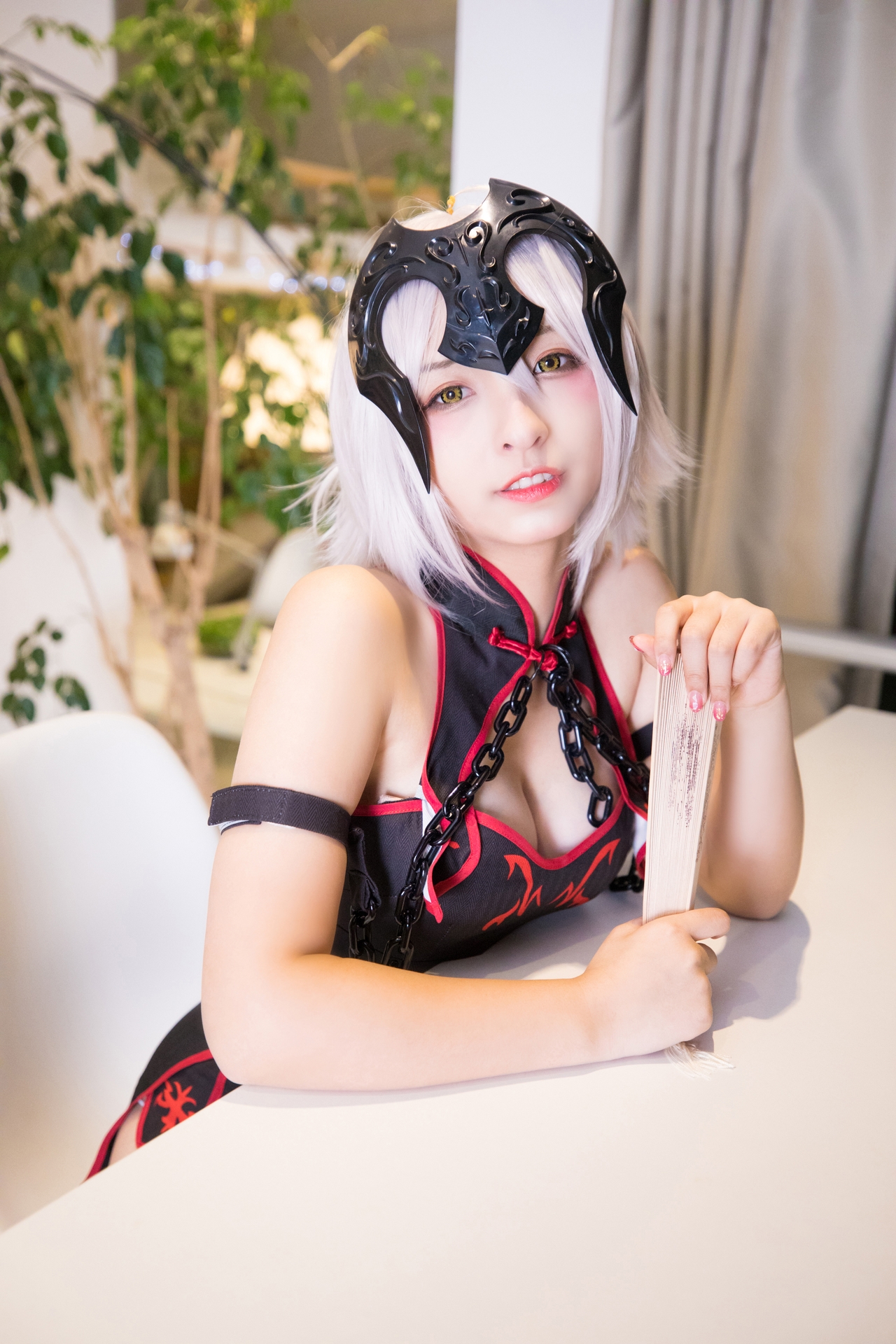 次元美少女神楽坂真冬黑贞无水印Cosplay系列写真 好看的纯欲软萌系软妹子白发侧高开黑丝袜诱惑旗袍秀