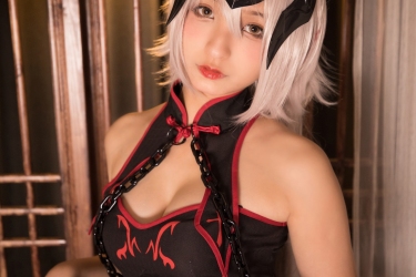 次元美少女神楽坂真冬黑贞无水印Cosplay系列写真 好看的纯欲软萌系软妹子白发侧高开黑丝袜诱惑旗袍秀