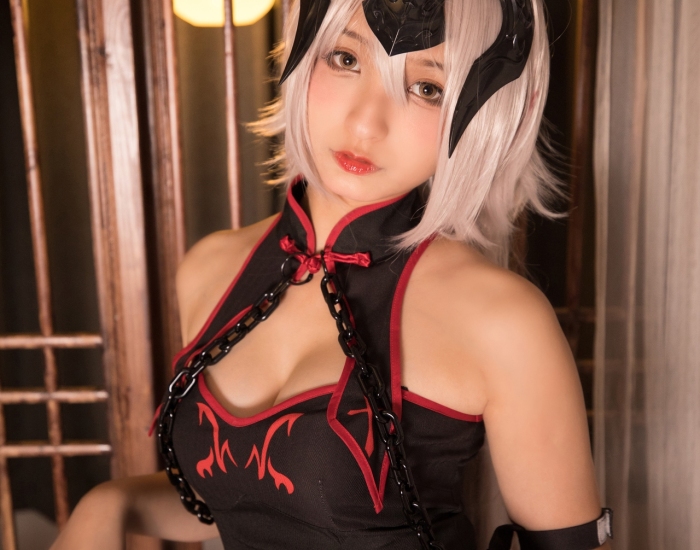 次元美少女神楽坂真冬黑贞无水印Cosplay系列写真 好看的纯欲软萌系软妹子白发侧高开黑丝袜诱惑旗袍秀