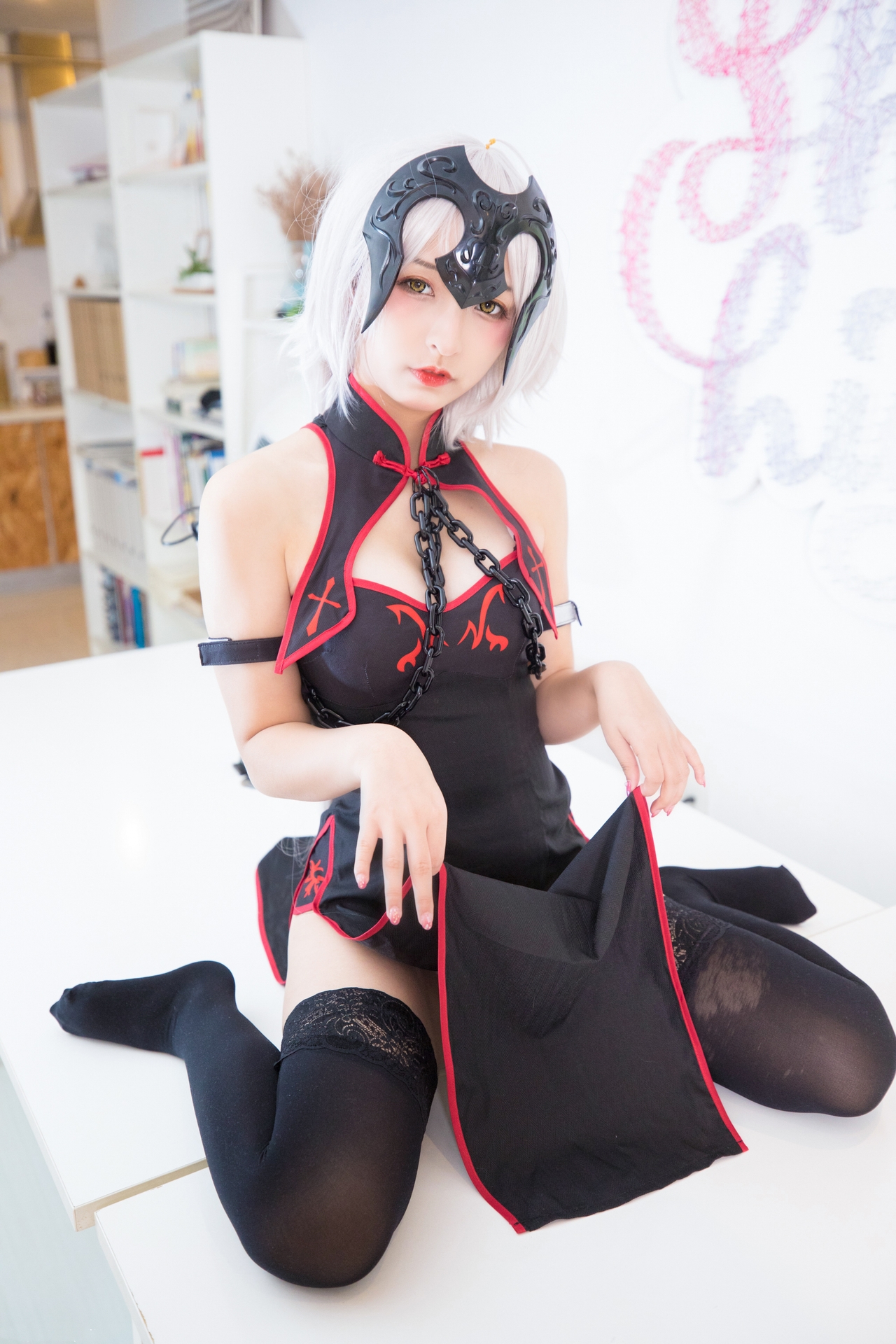 次元美少女神楽坂真冬黑贞无水印Cosplay系列写真 好看的纯欲软萌系软妹子白发侧高开黑丝袜诱惑旗袍秀