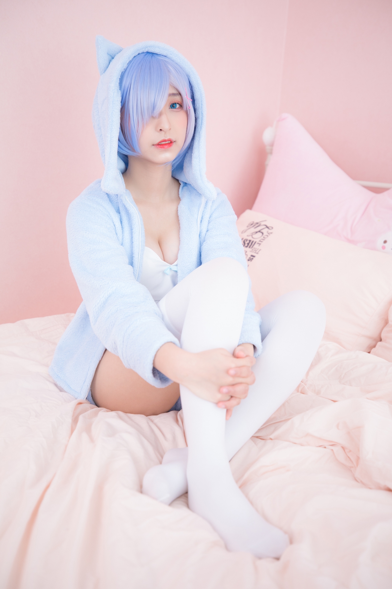 神楽坂真冬蕾姆要抱抱腿控白丝小仙女Cosplay写真图集 好看的纯欲萌系软萌妹蓝色短发白色小吊带猫耳外套白色丝袜美女图