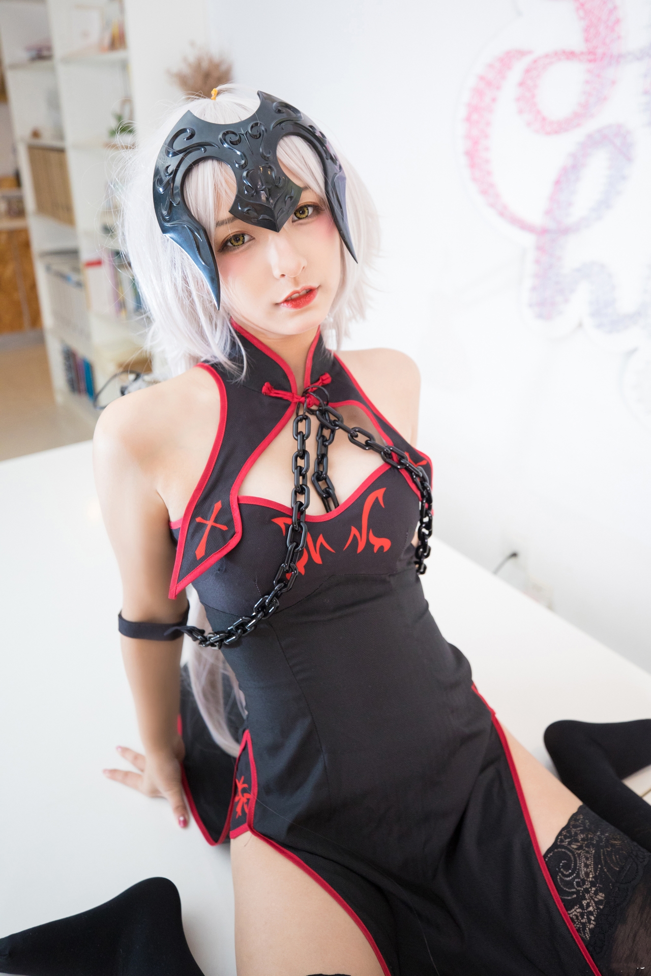 次元美少女神楽坂真冬黑贞无水印Cosplay系列写真 好看的纯欲软萌系软妹子白发侧高开黑丝袜诱惑旗袍秀