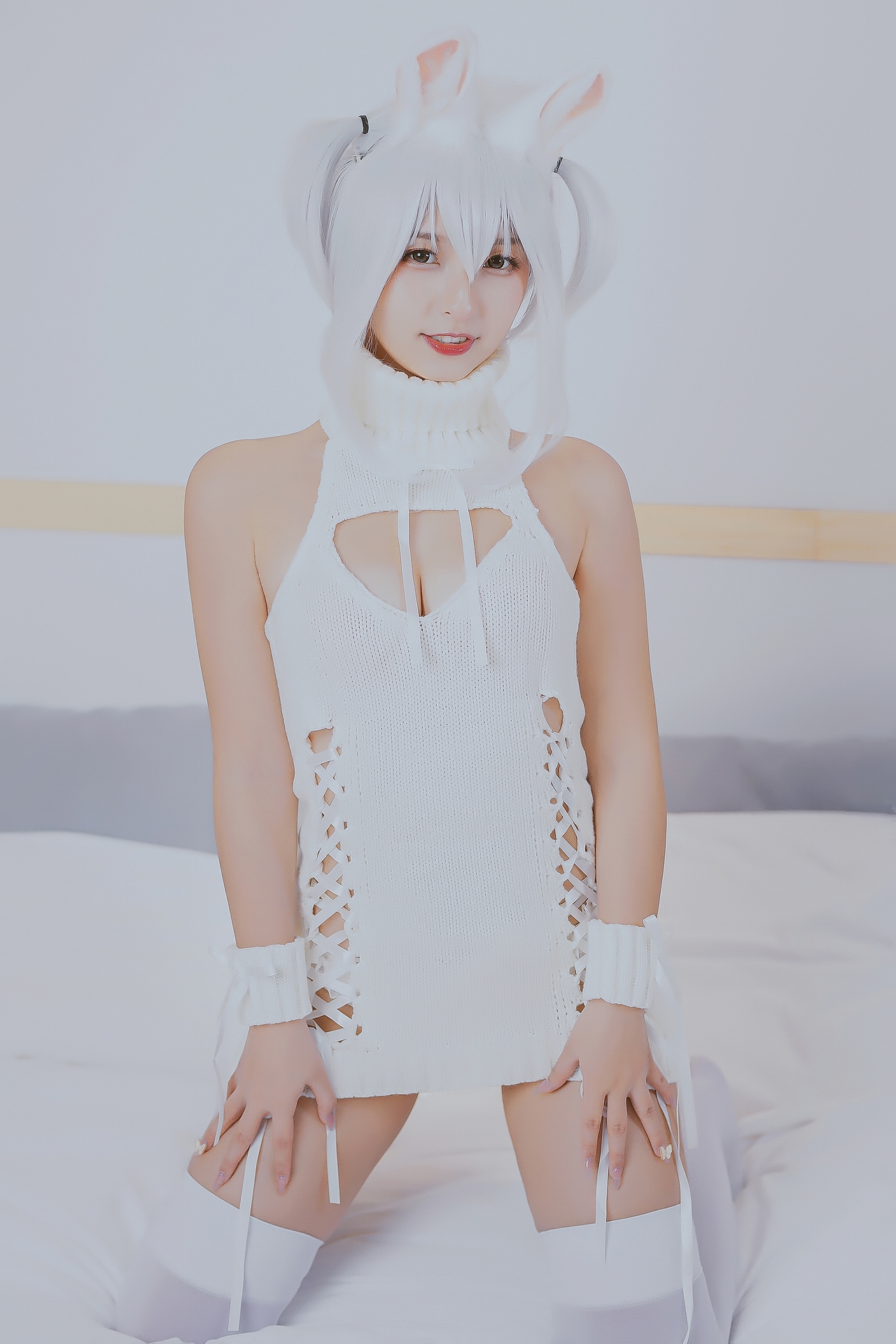 神楽坂真冬危険な耳兔娘白丝袜美腿小仙女Cosplay 可爱软萌系软妹子白发兔耳朵露肩白毛衣过膝袜美女图