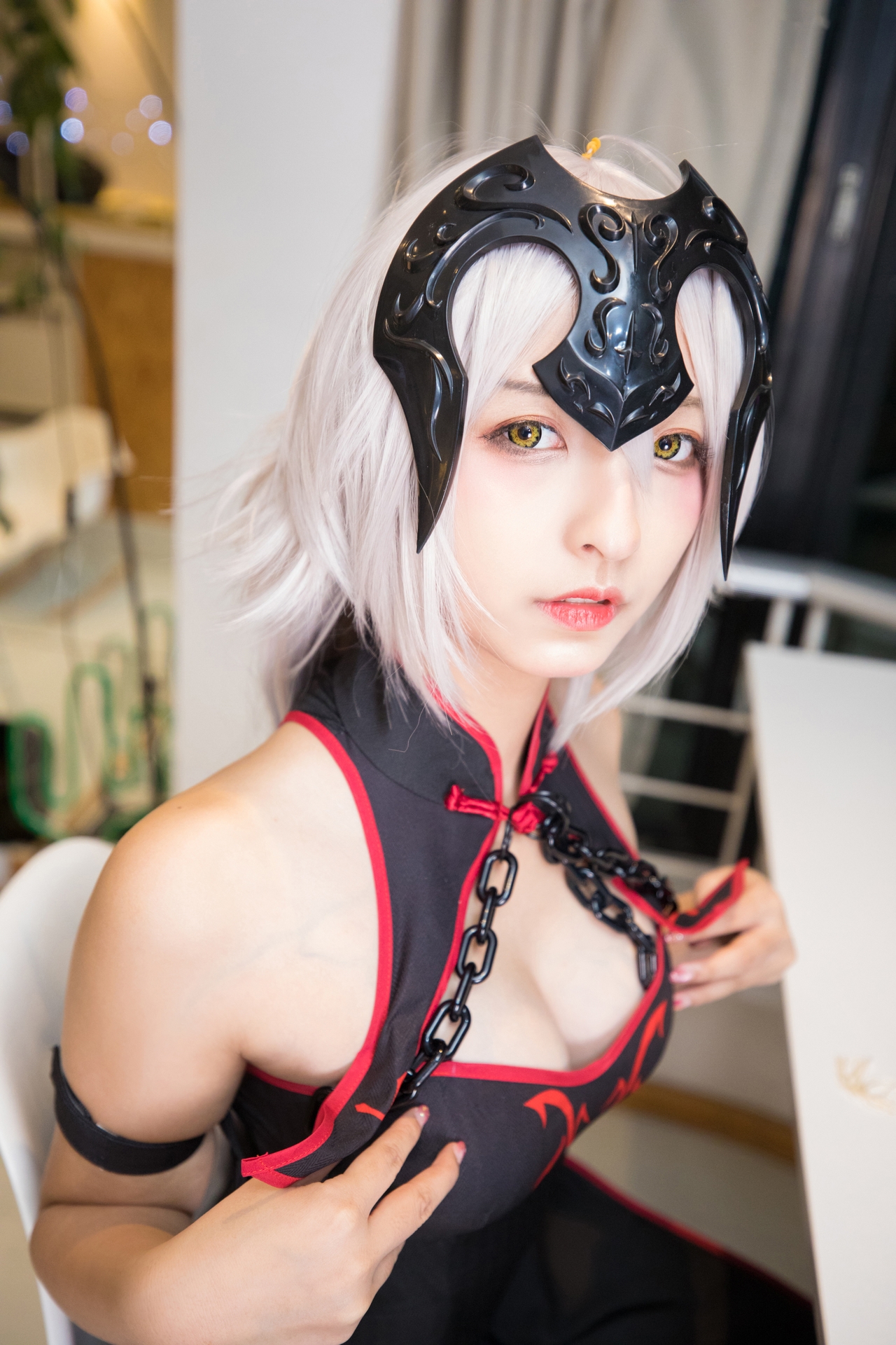 次元美少女神楽坂真冬黑贞无水印Cosplay系列写真 好看的纯欲软萌系软妹子白发侧高开黑丝袜诱惑旗袍秀