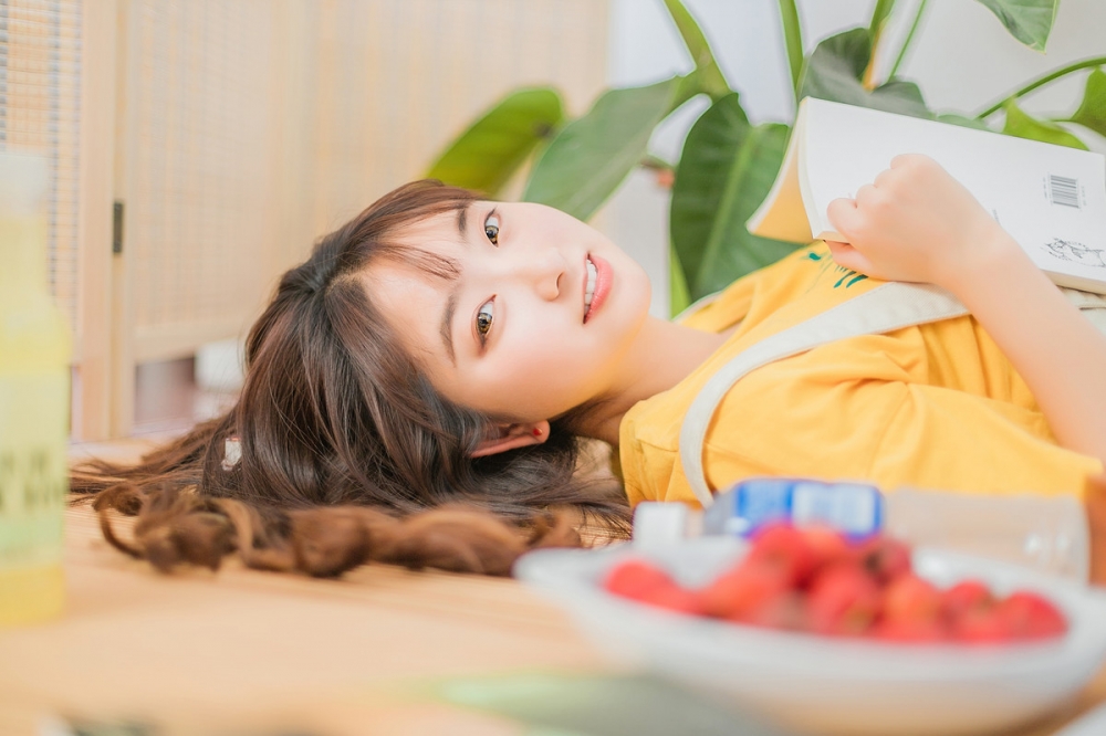 双马尾麻花辫可爱性感的白色吊带邻家少女写真 极品美女私密写真图片