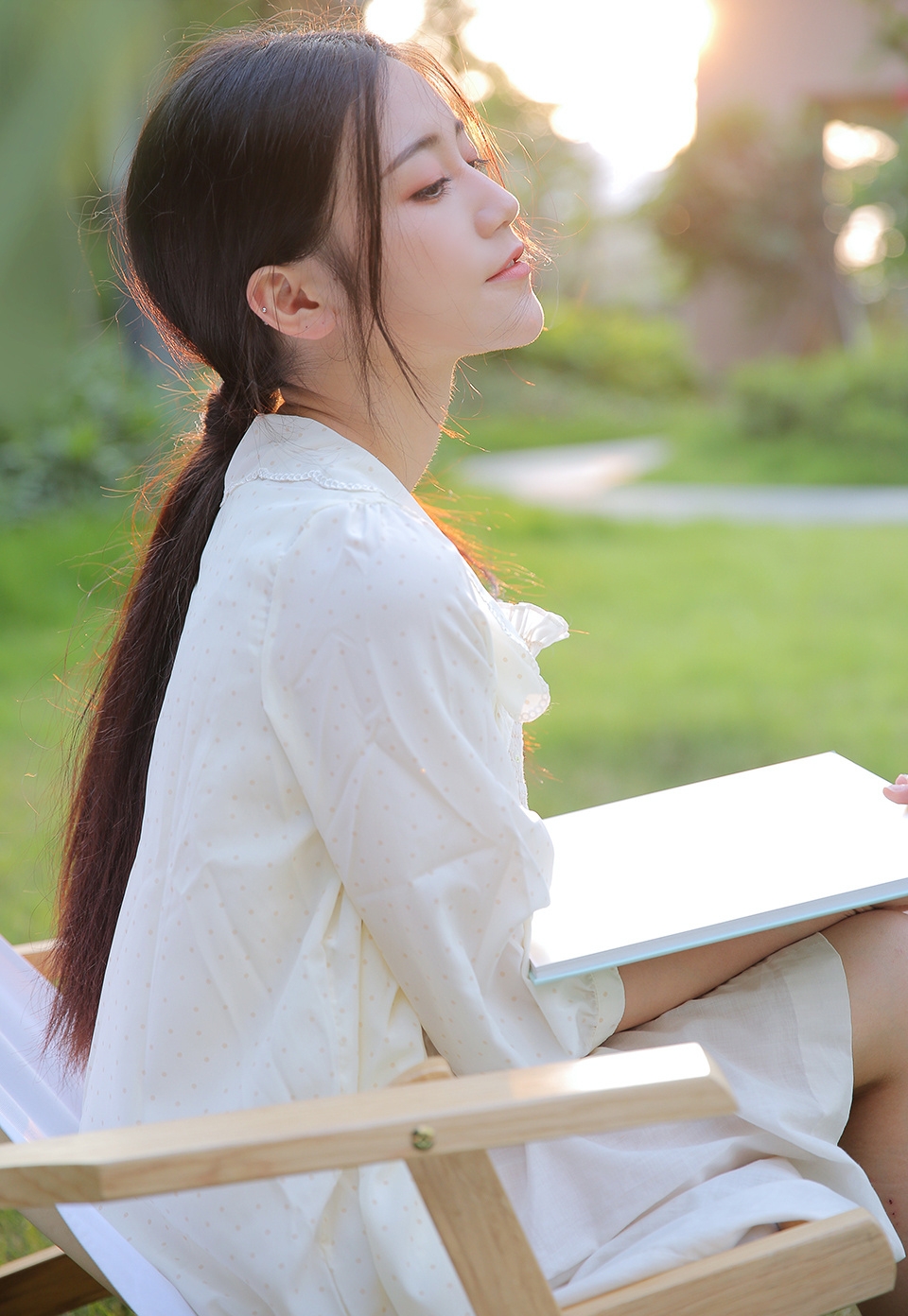 阳光下的邻家女孩漂亮脸蛋精致侧颜写真 极品美女私密写真图片