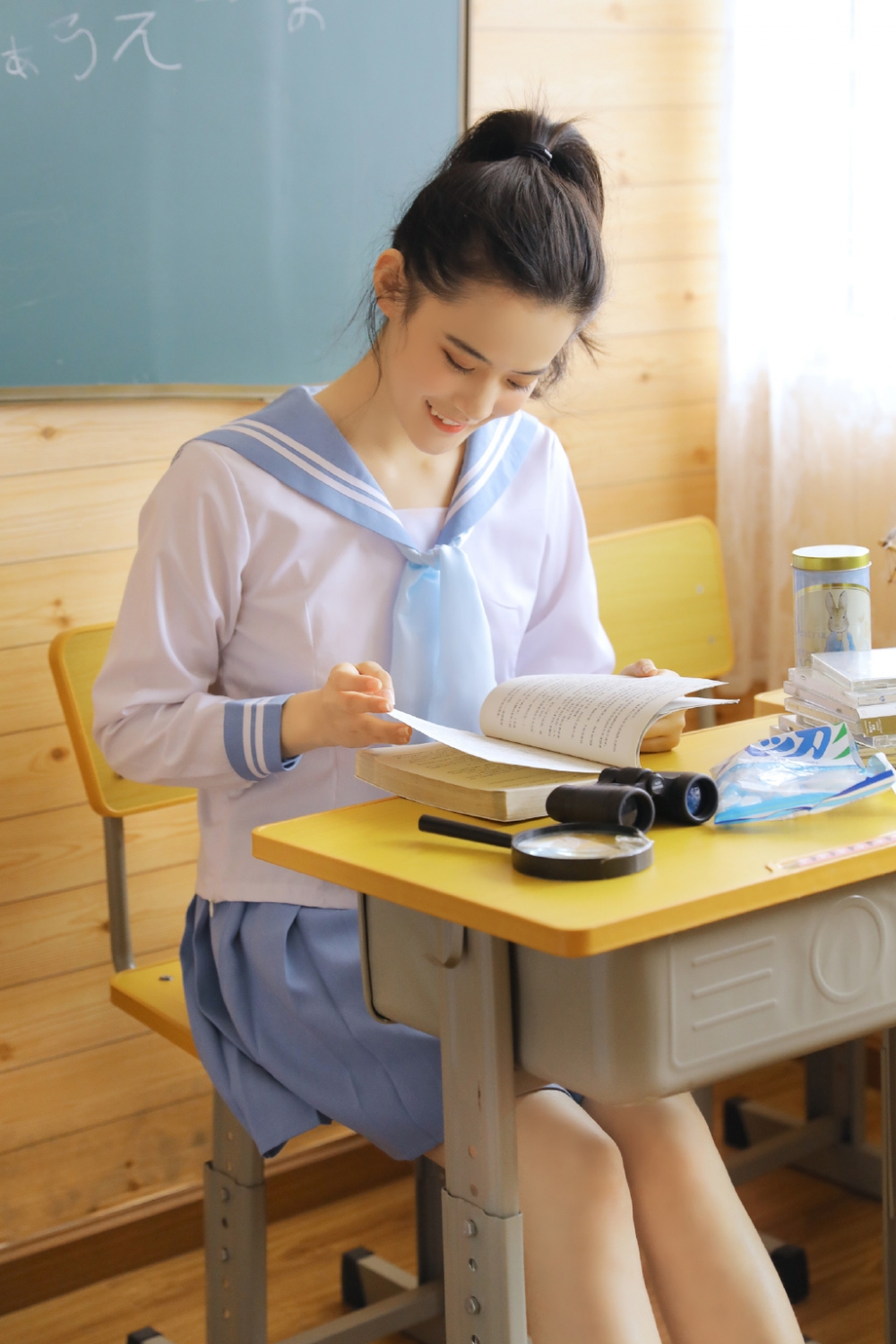 蓝白校服美腿美足的制服美少女高清图 极品美女私密写真图片