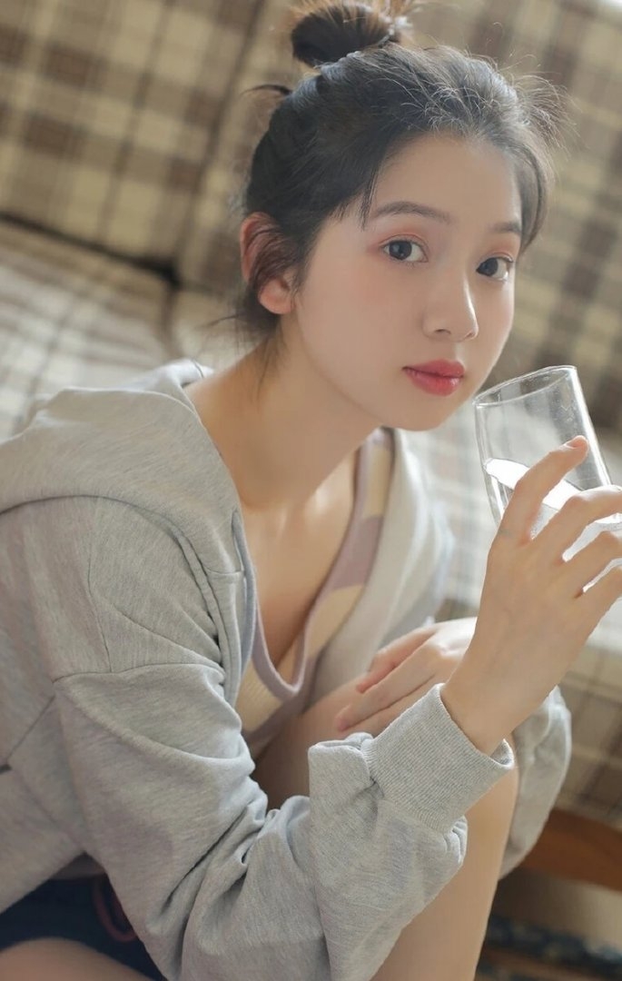 长着娃娃脸的丸子头童颜少女私房写真 极品美女私密写真图片