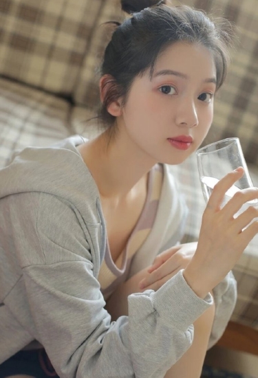 长着娃娃脸的丸子头童颜少女私房写真 极品美女私密写真图片