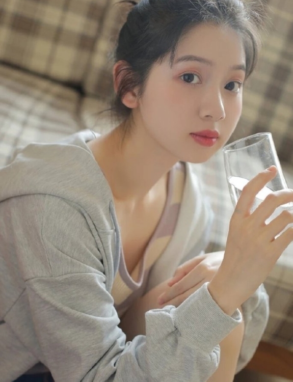 长着娃娃脸的丸子头童颜少女私房写真 极品美女私密写真图片