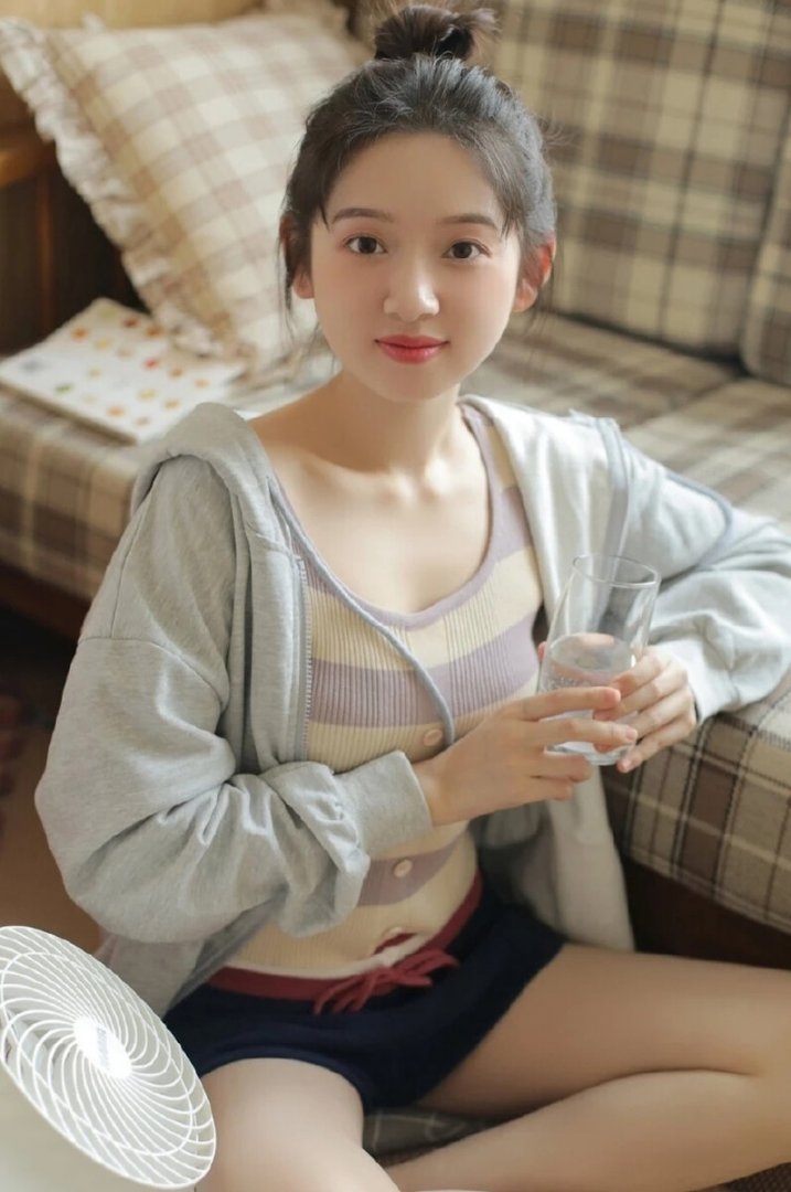 长着娃娃脸的丸子头童颜少女私房写真 极品美女私密写真图片