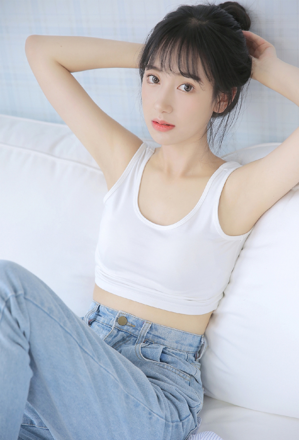 皮肤白嫩黑长直背心美少女清新写真 极品美女私密写真图片