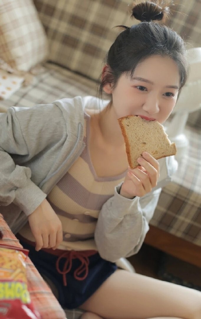 长着娃娃脸的丸子头童颜少女私房写真 极品美女私密写真图片