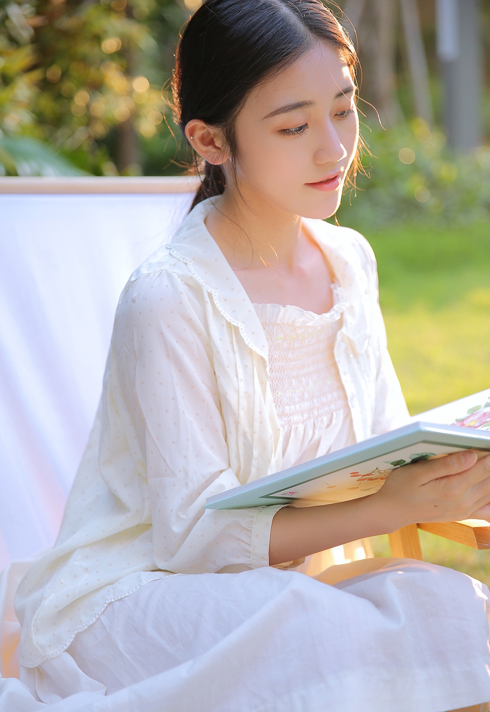 阳光下的邻家女孩漂亮脸蛋精致侧颜写真 极品美女私密写真图片