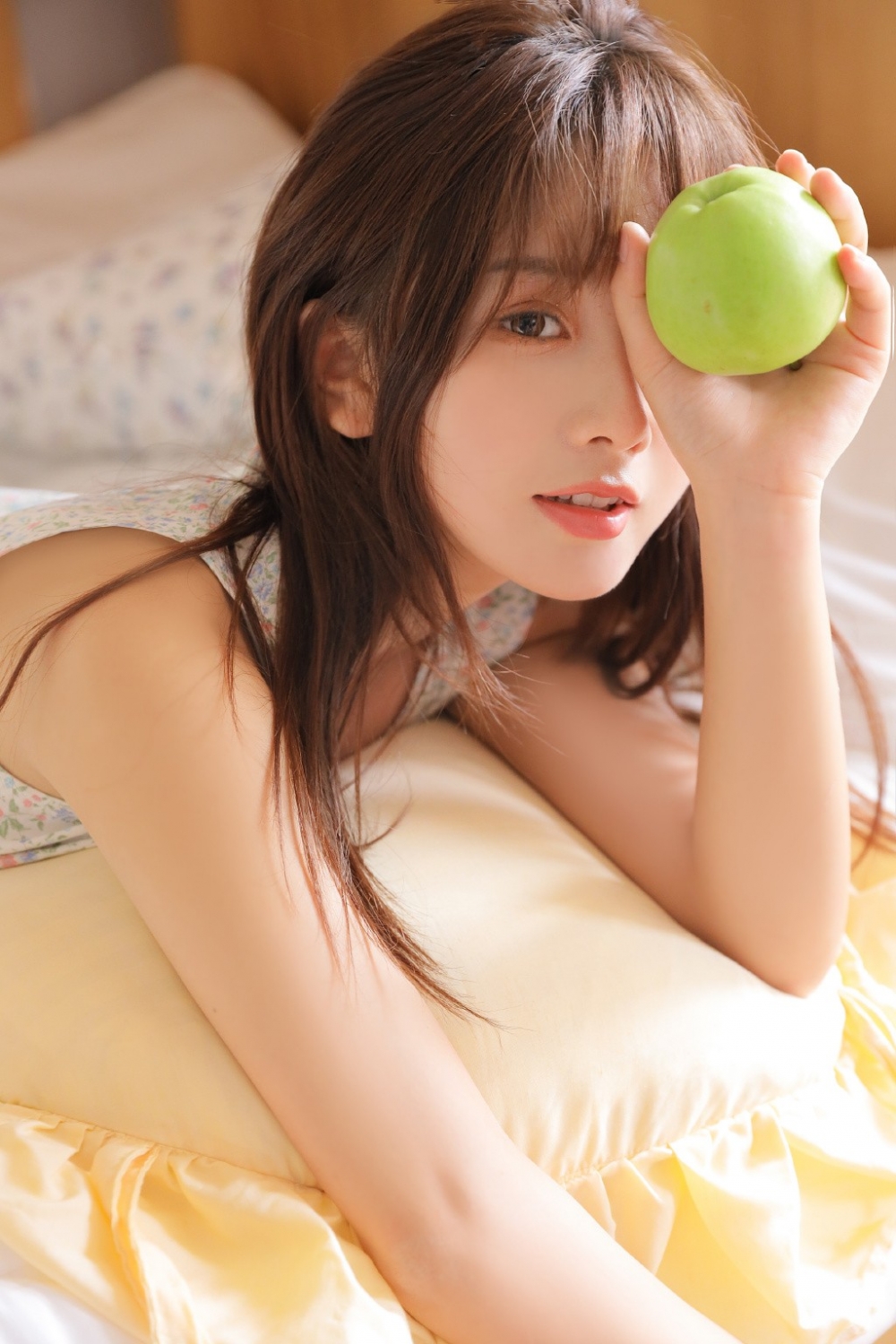 碎花裙小姐姐美腿玉足床上慵懒随性写真 极品美女私密写真图片