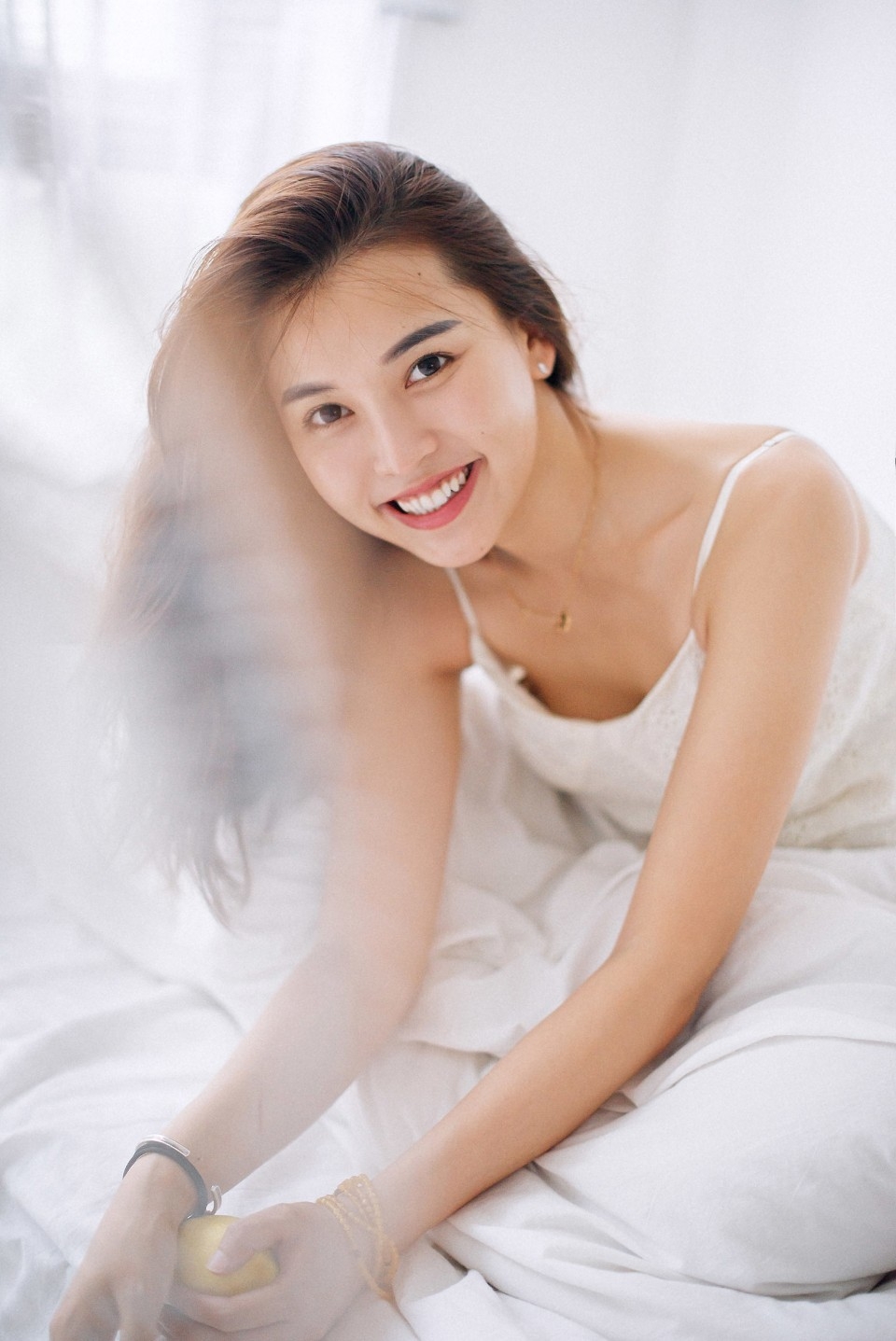 长发美女吊带香肩床上慵懒随性私房写真 极品美女私密写真图片