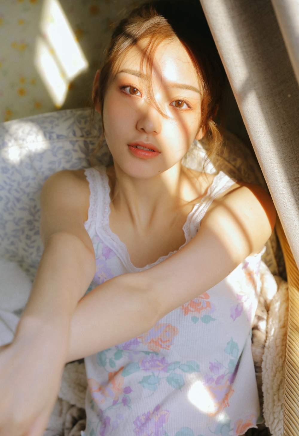 阳光下的丸子头美少女肤白貌美私房写真 极品美女私密写真图片